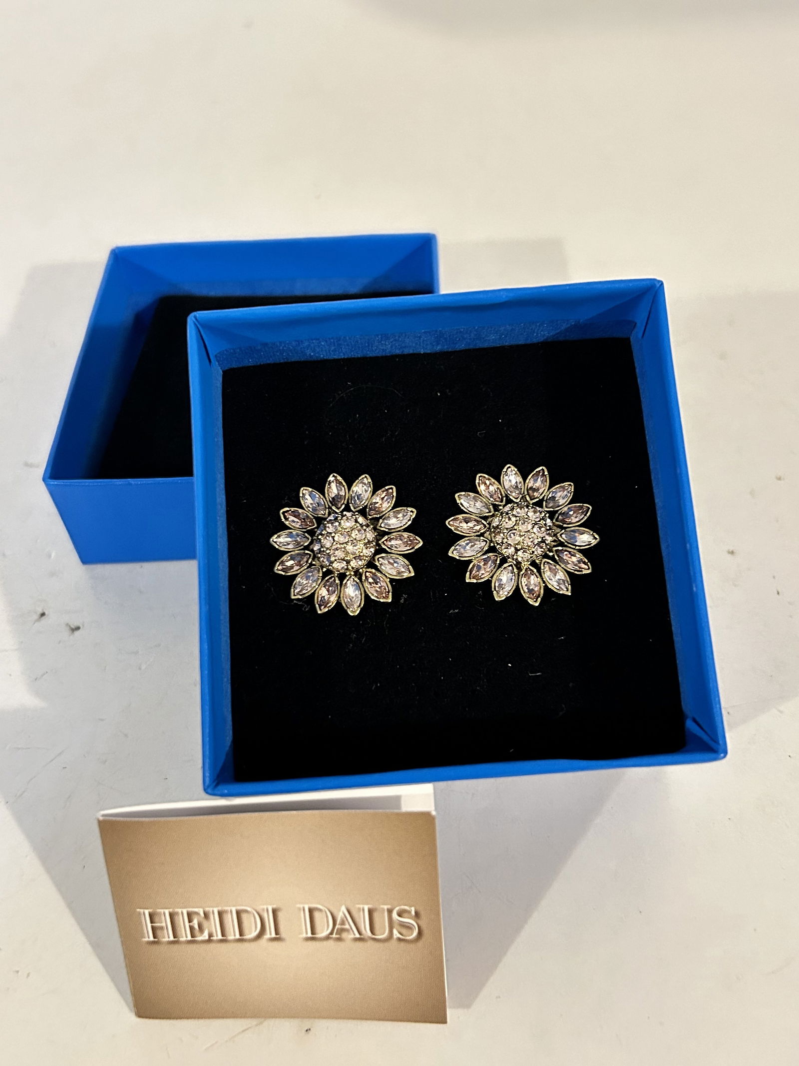 Vintage Heidi Daus Crystal Rhinestone Flower Gold Tone Clip Earrings (1 of 4)