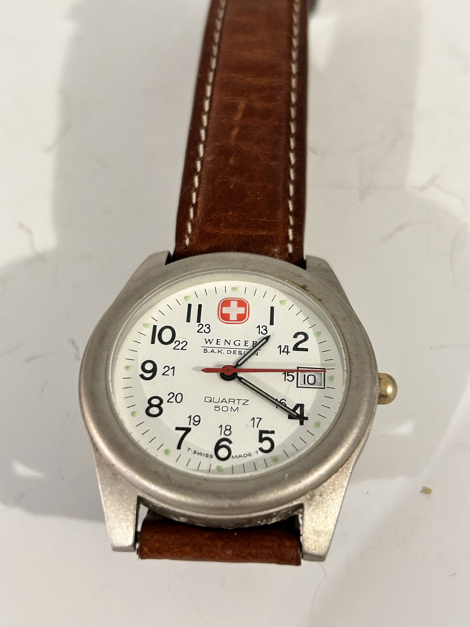 WENGER Sak Design Swiss Quartz Men's Watch works great needs bat: WENGER Sak Design Swiss Quartz Men's Watch works great needs bat Please view all photos as they are part of the description and condition of this Item, Feel free to contact me with questions or pictur