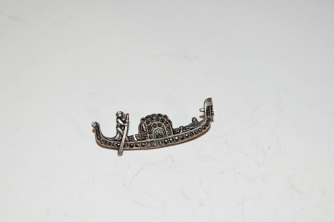 Vintage Sterling Silver Marcasite Brooch: Vintage Sterling Silver Marcasite Brooch Please view all photos as they are part of the description and condition of this Item, Feel free to contact me with questions or picture requests! Used Item AS