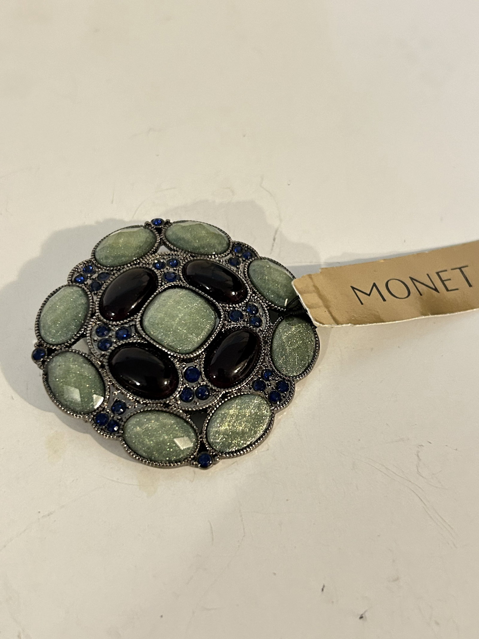 gorgeous Vintage monet Large Goldtone Brooch Green new: gorgeous Vintage monet Large Goldtone Brooch Green new Please view all photos as they are part of the description and condition of this Item, Feel free to contact me with questions or picture requests