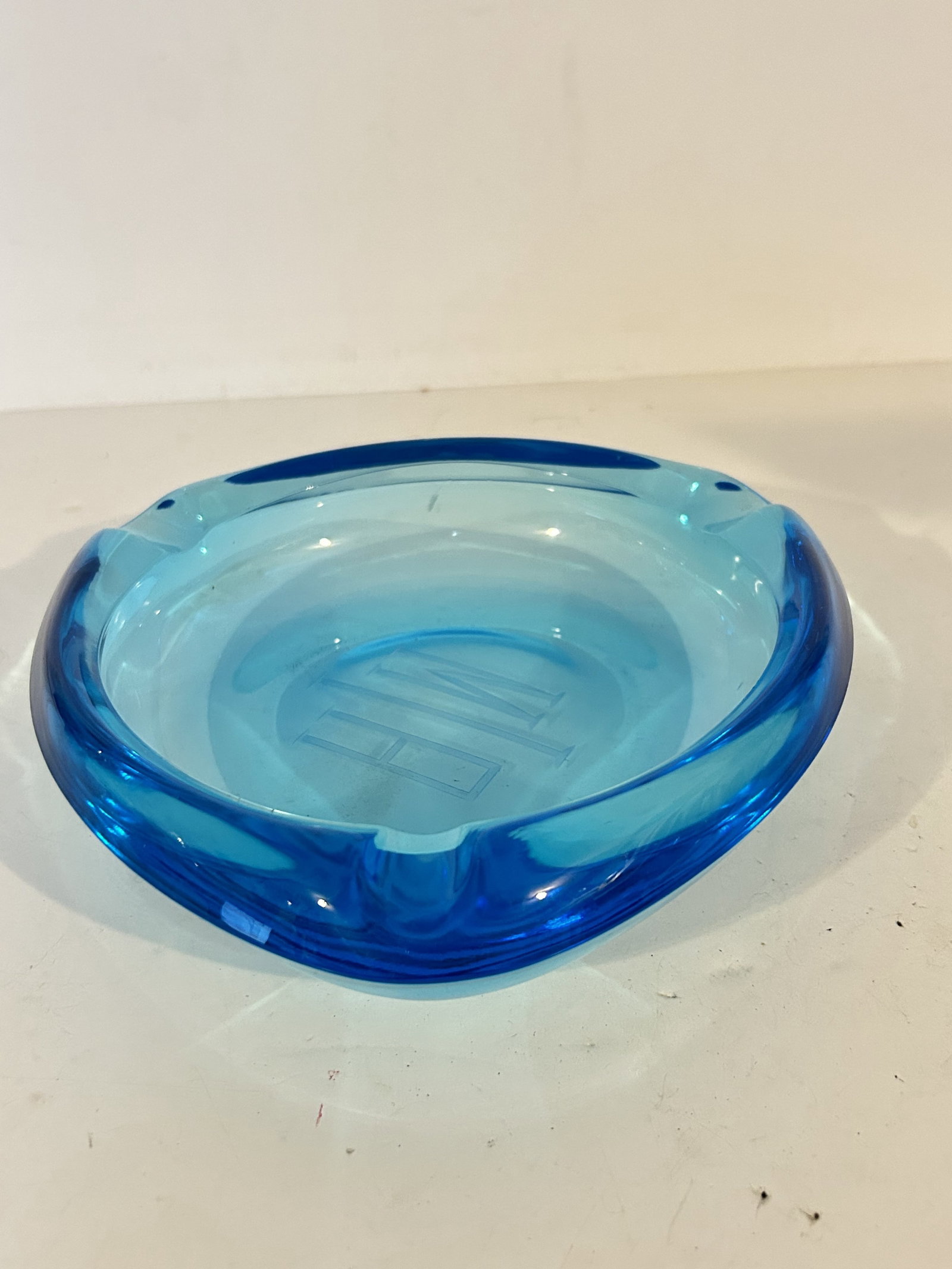 Vintage Blue ashtray: Vintage Blue ashtray Please view all photos as they are part of the description and condition of this Item, Feel free to contact me with questions or picture requests! Used Item AS IS