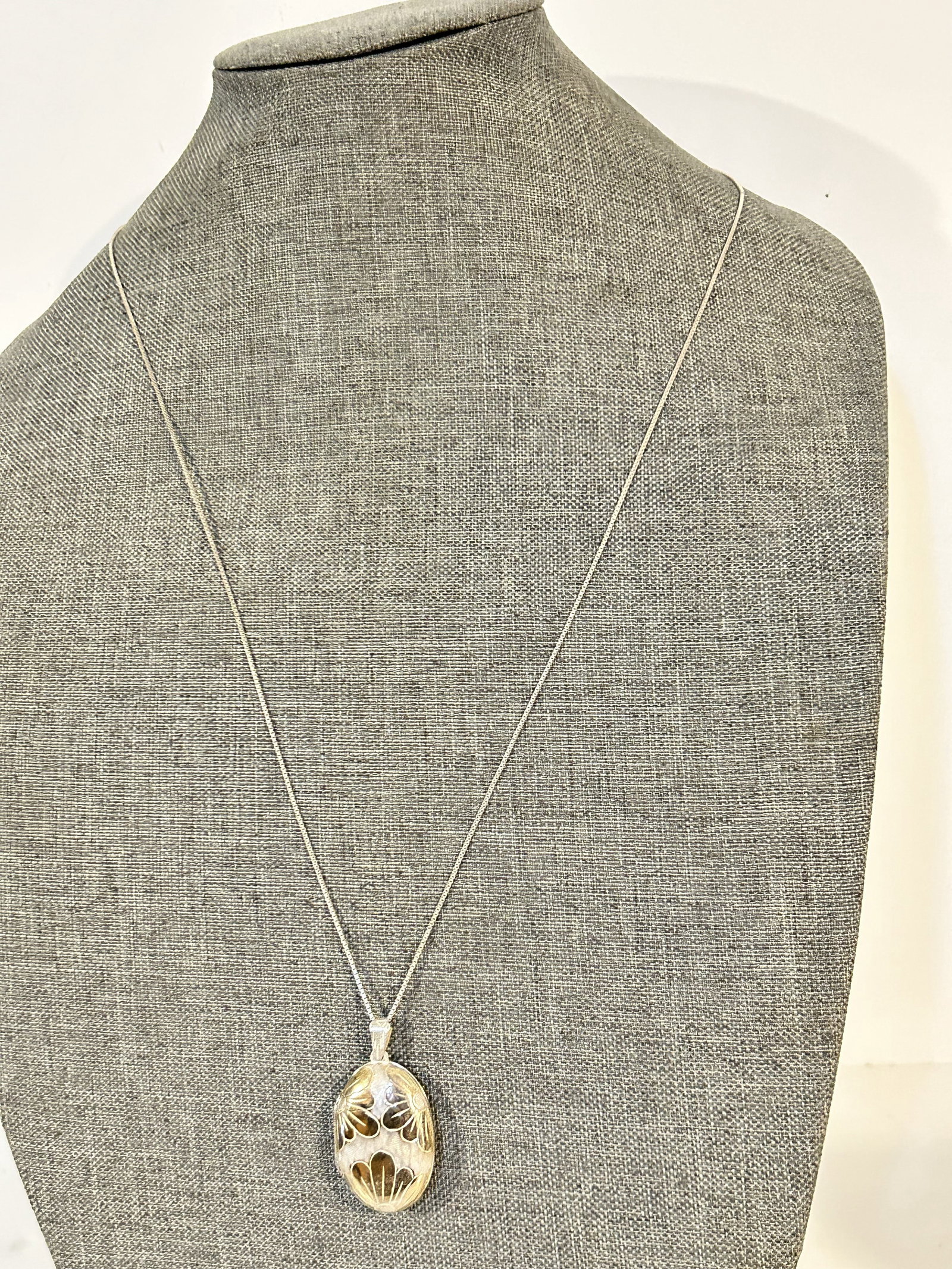 Vintage Sterling Silver thailand trinkit pendant Necklace sz 29": Vintage Sterling Silver thailand trinkit pendant Necklace sz 29" Please view all photos as they are part of the description and condition of this Item, Feel free to contact me with questions or pictur