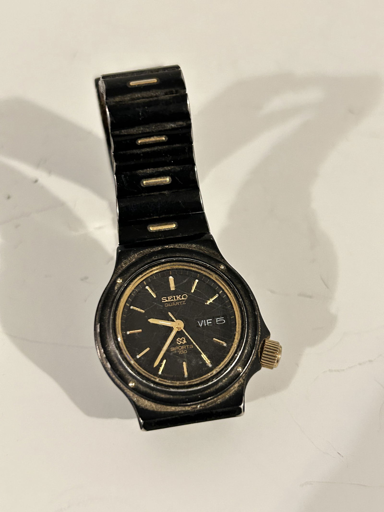 Vintage SEIKO SQ SPORTS 100 Quartz Watch Day Date Black Gold scratches to face signs of wear: Vintage SEIKO SQ SPORTS 100 Quartz Watch Day Date Black Gold scratches to face signs of wear Please view all photos as they are part of the description and condition of this Item, Feel free to contact