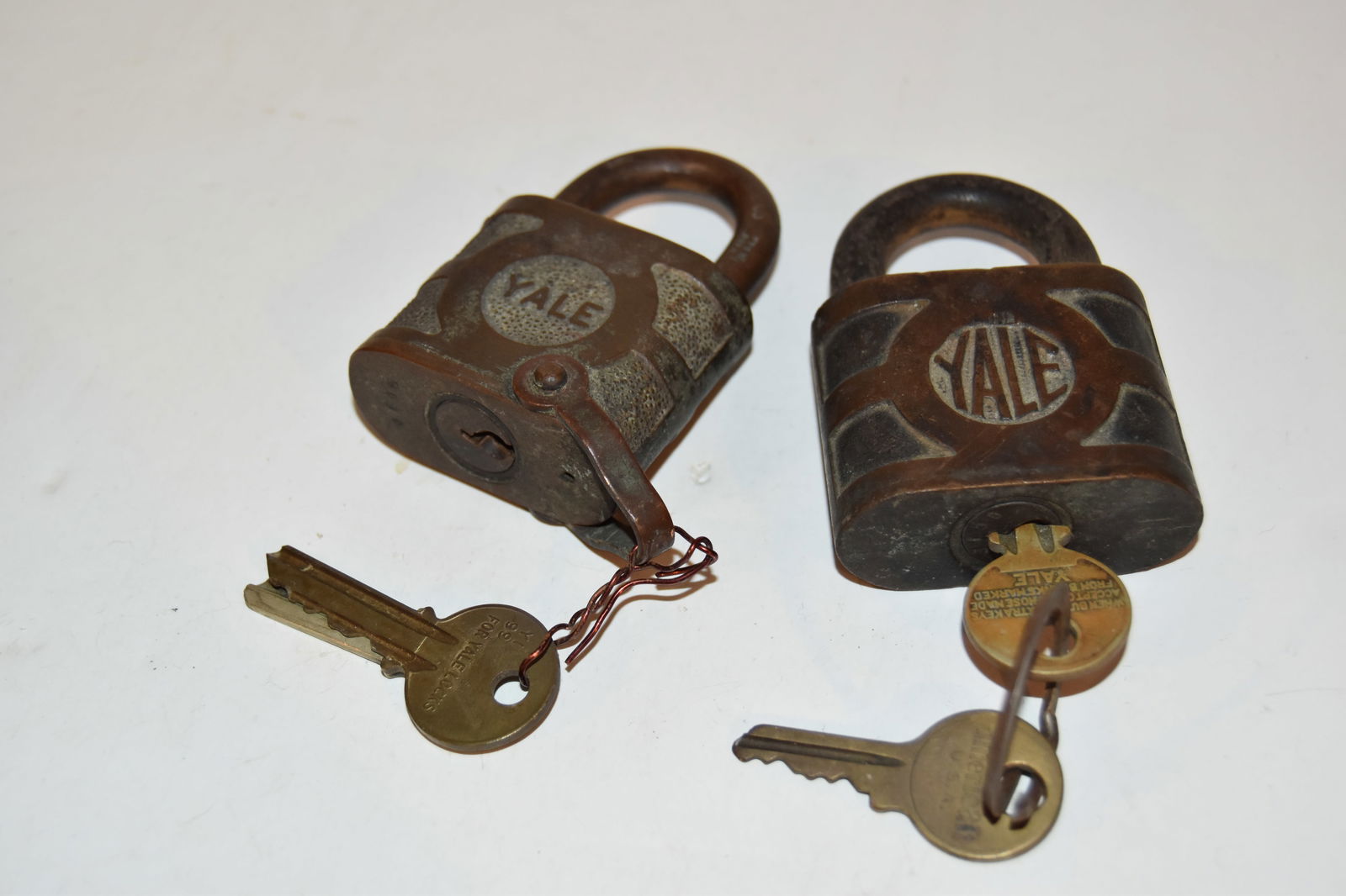 Vintage lot of 2 brass old Yale Locks with keys (1 of 4)