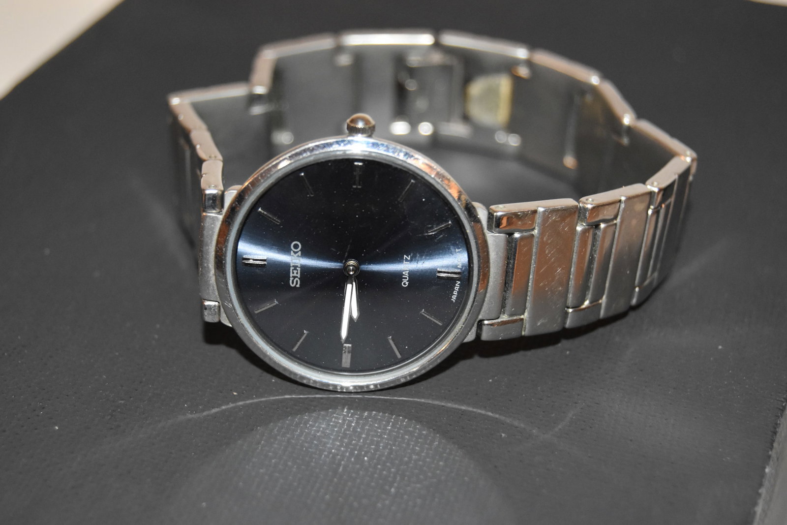 Vintage SEIKO 9493RO Superslim Quartz Watch 34mm WORKING: Vintage SEIKO 9493RO Superslim Quartz Watch 34mm WORKING Please view all photos as they are part of the description and condition of this Item, Feel free to contact me with questions or picture reques
