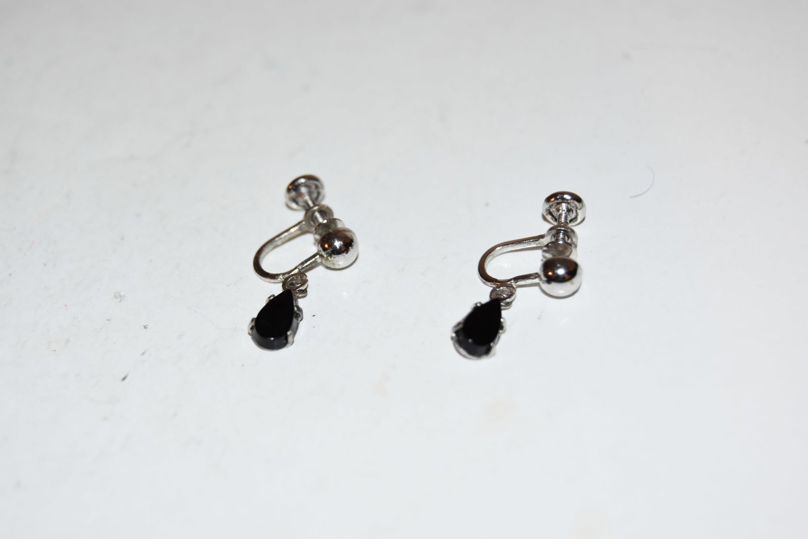 Vintage Sterling Silver onyx screw back earrings: Vintage Sterling Silver onyx screw back earrings Please view all photos as they are part of the description and condition of this Item, Feel free to contact me with questions or picture requests! Used