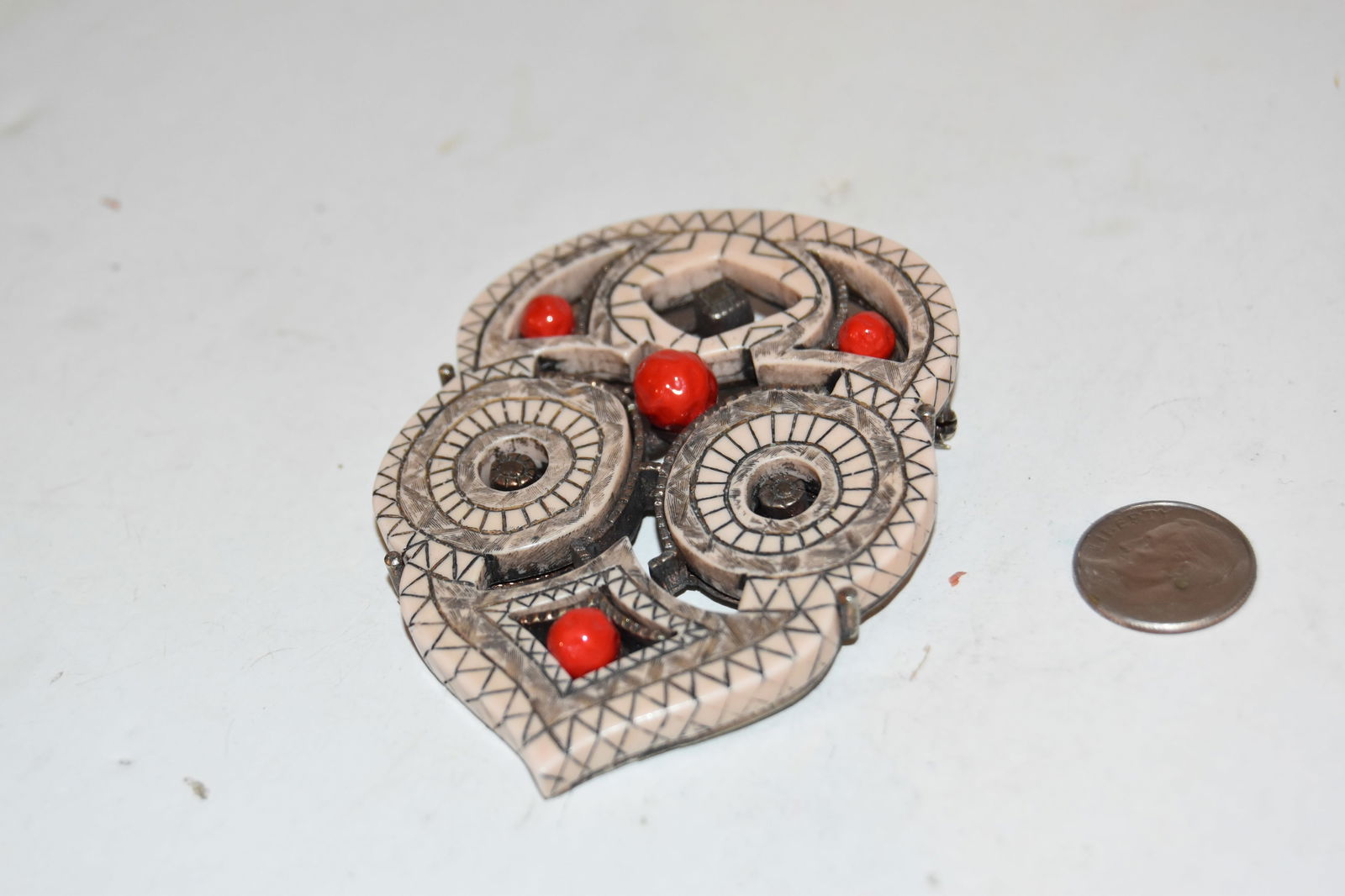 Vintage old large Brooch: Vintage old large Brooch Please view all photos as they are part of the description and condition of this Item, Feel free to contact me with questions or picture requests! Used Item AS IS