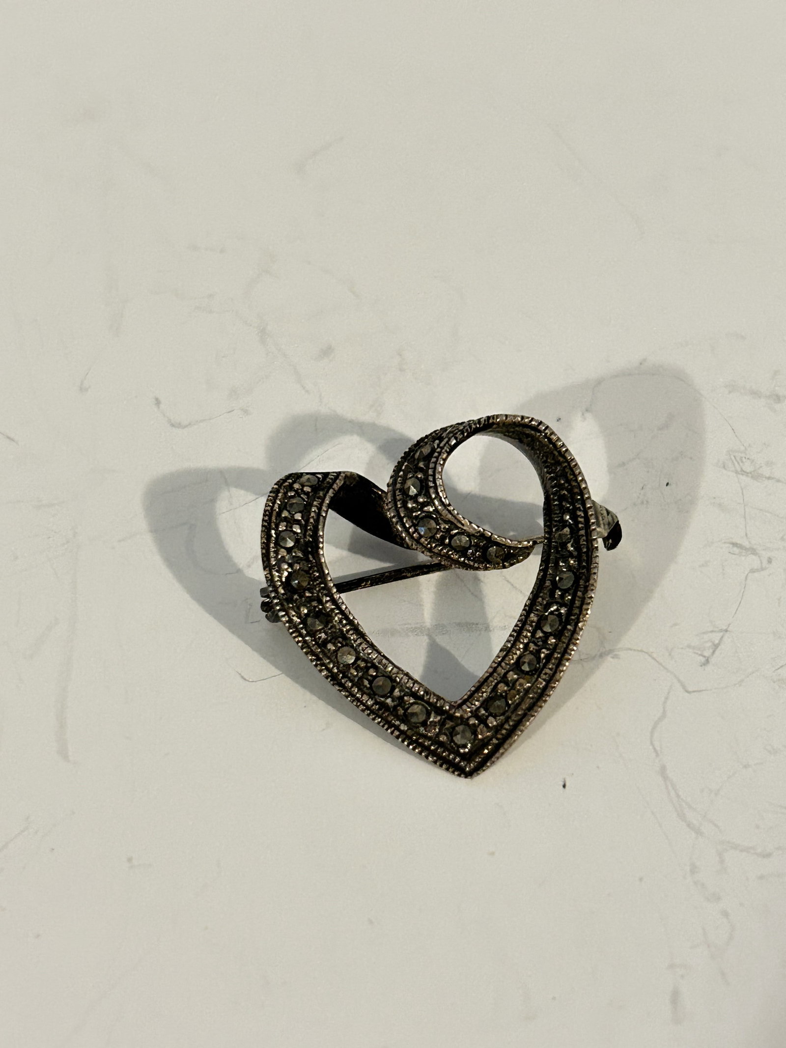Vintage Sterling Silver marcasite heart Brooch: Vintage Sterling Silver marcasite heart Brooch Please view all photos as they are part of the description and condition of this Item, Feel free to contact me with questions or picture requests! Used I