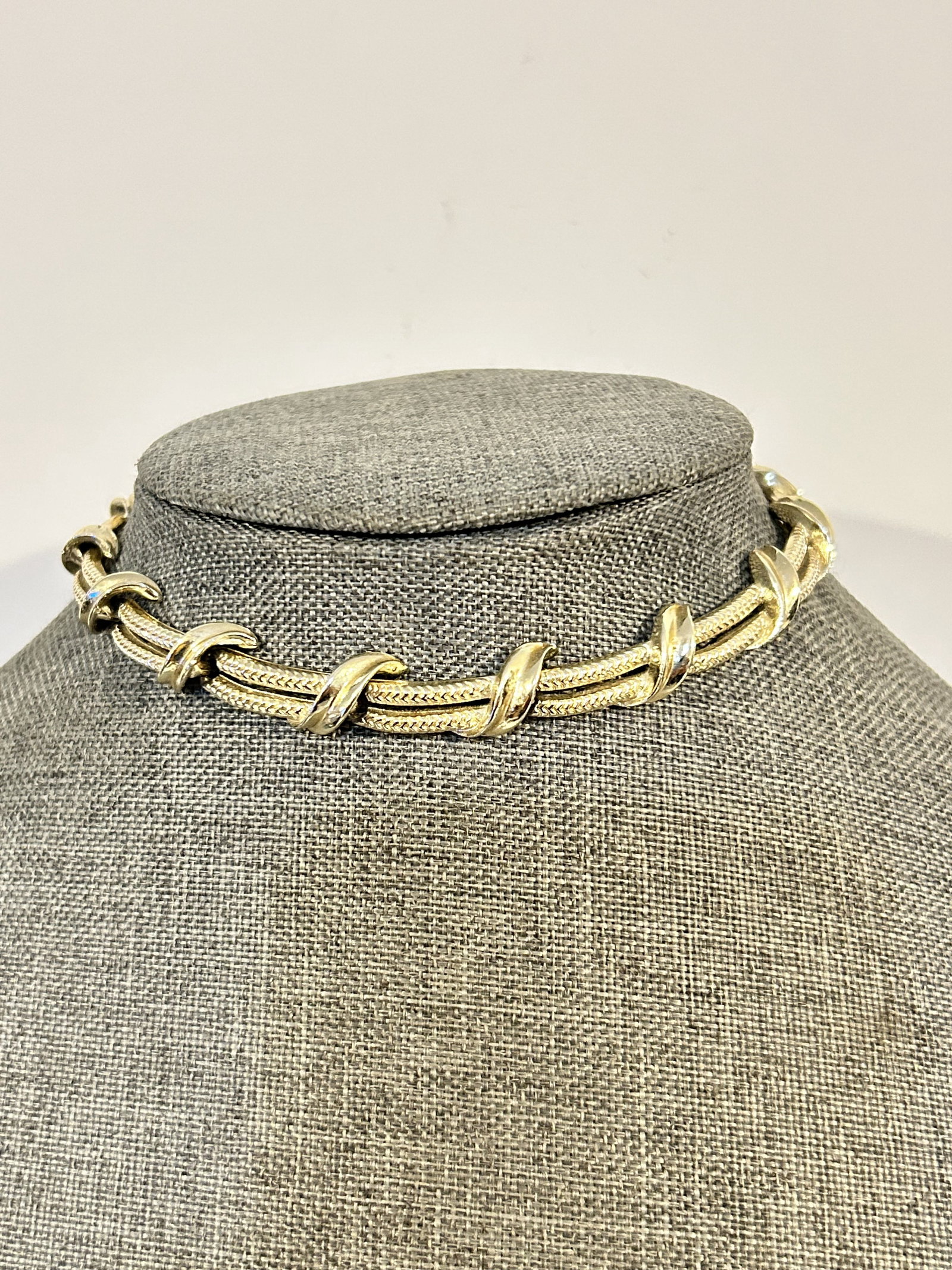 Vintage lisner choker Necklace: Vintage lisner choker Necklace Please view all photos as they are part of the description and condition of this Item, Feel free to contact me with questions or picture requests! Used Item AS IS