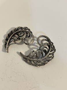 Lovely Vintage Elsa Schiaparelli Silver Tone Leaf clip on Earrings: Lovely Vintage Elsa Schiaparelli Silver Tone Leaf clip on Earrings Please view all photos as they are part of the description and condition of this Item, Feel free to contact me with questions or pict