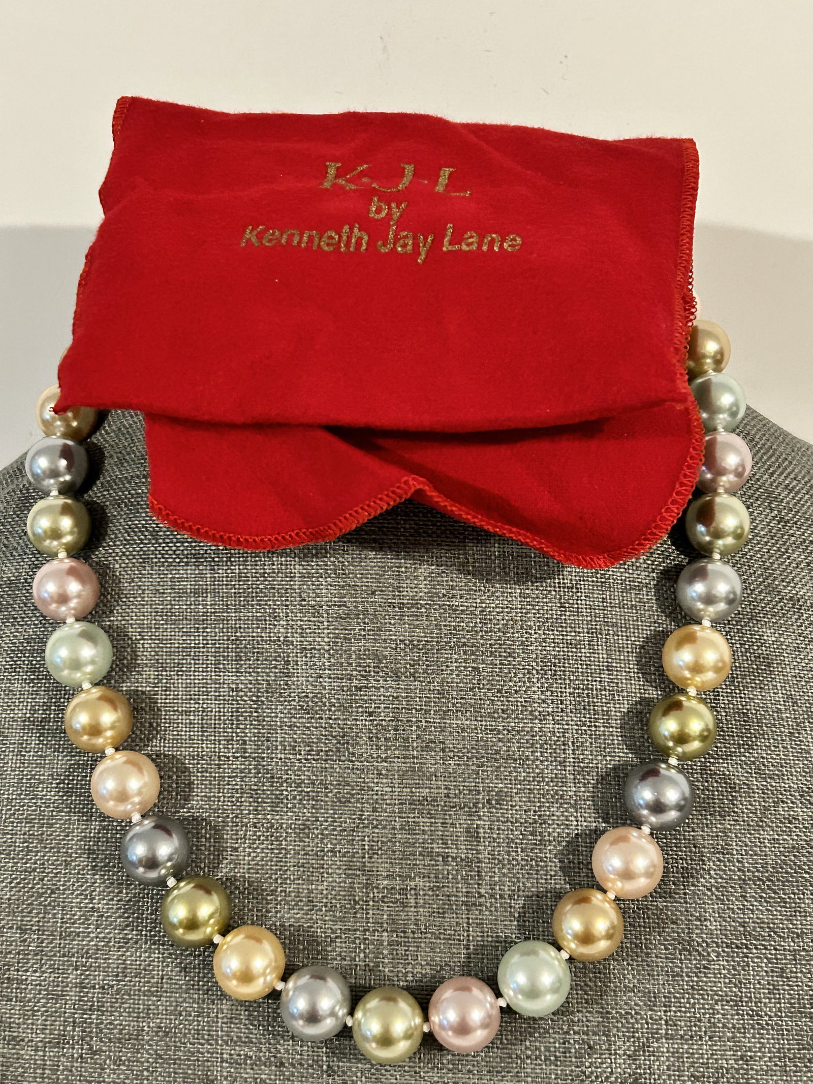 Kenneth Jay Lane, 2009 Inaugural Faux Pearl Necklace Pastel Colored 18 Inch new: Kenneth Jay Lane, 2009 Inaugural Faux Pearl Necklace Pastel Colored 18 Inch new Please view all photos as they are part of the description and condition of this Item, Feel free to contact me with ques