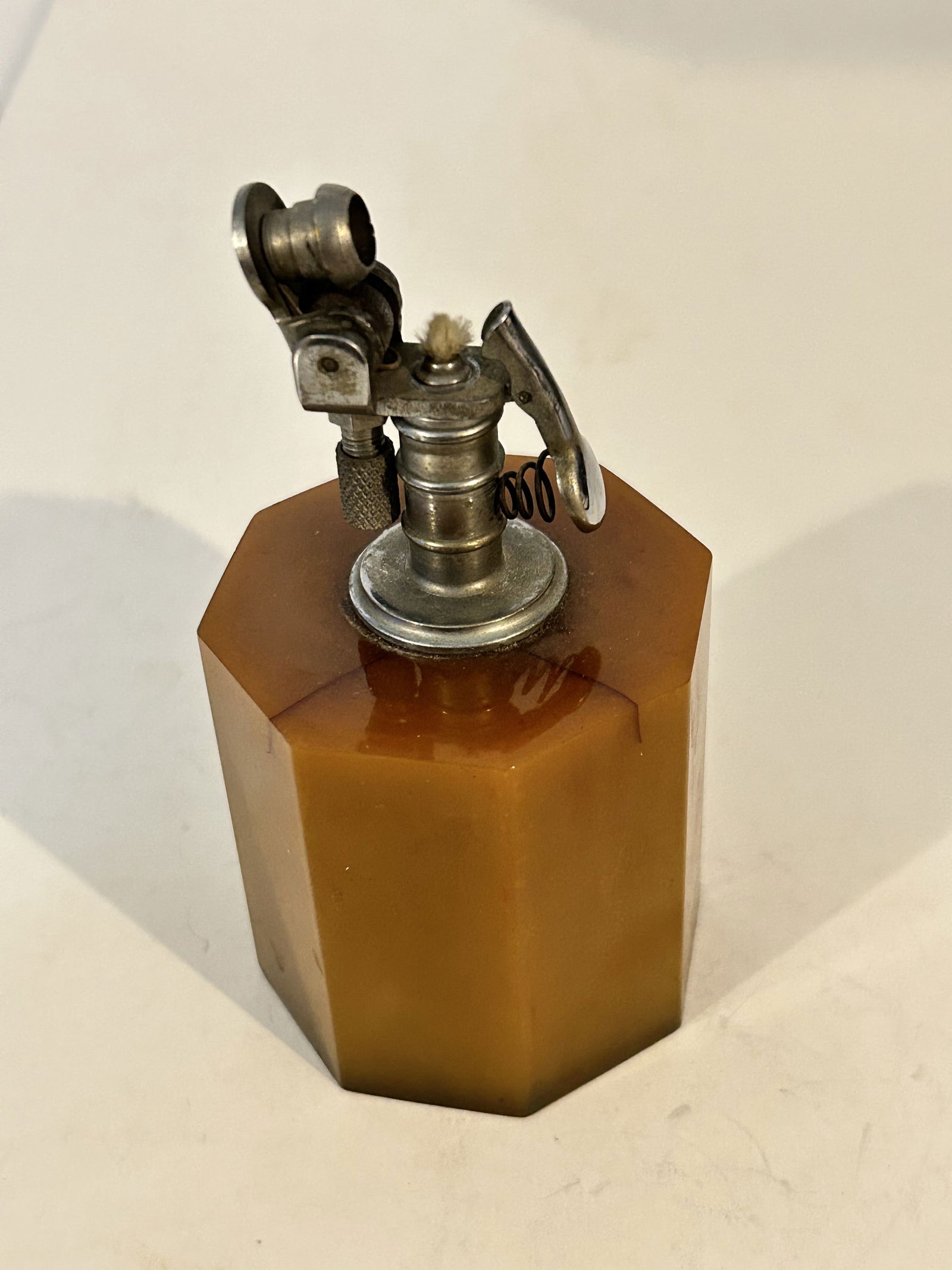 EVERFLOW Vintage Automatic Table Lighter With Butterscotch Catalin Amber Base works (1 of 5)