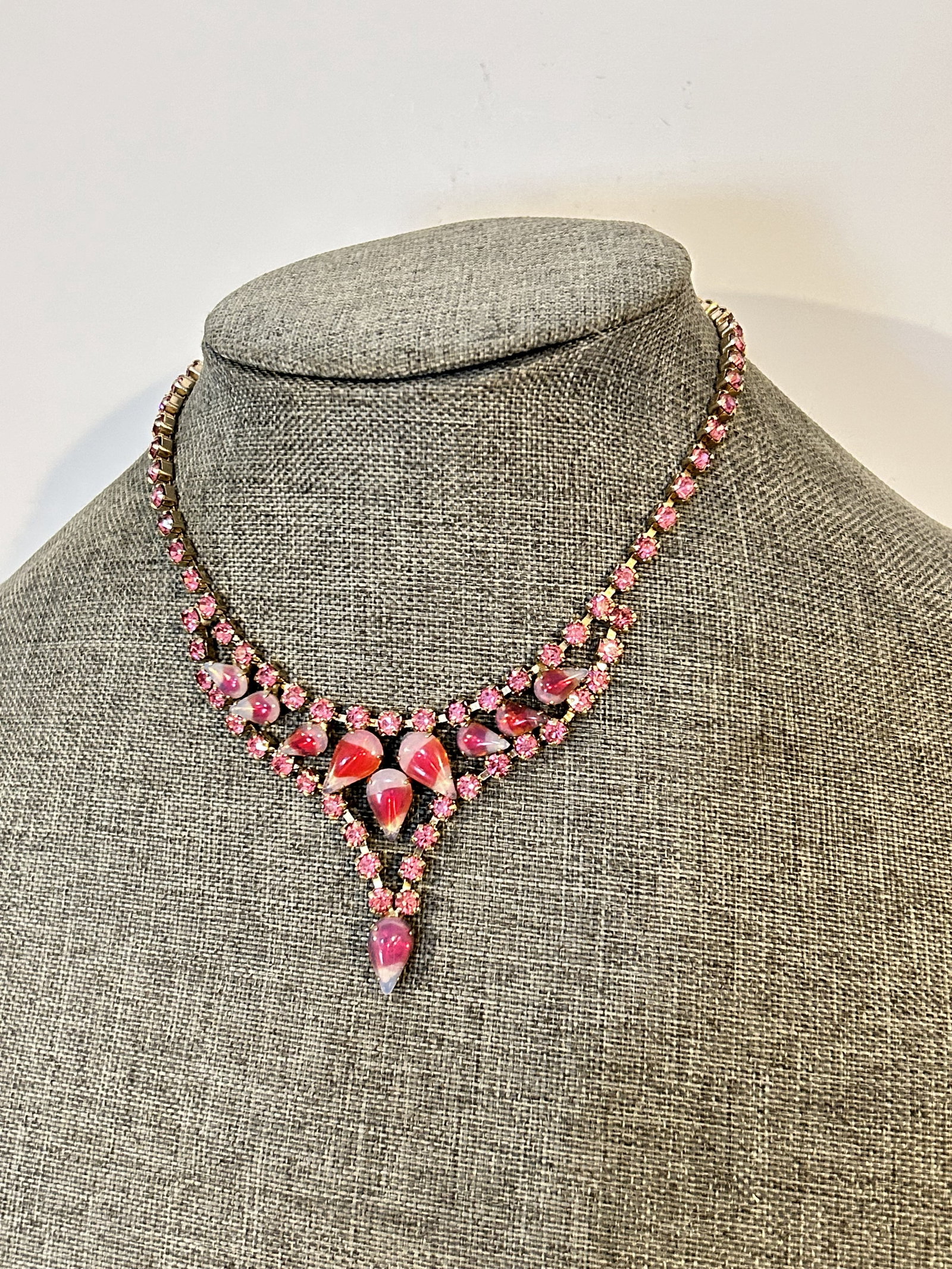 Vintage Rhinestone choker Necklace sz 24" 33 grams: Vintage Rhinestone choker Necklace sz 24" 33 grams Please view all photos as they are part of the description and condition of this Item, Feel free to contact me with questions or picture requests! Us