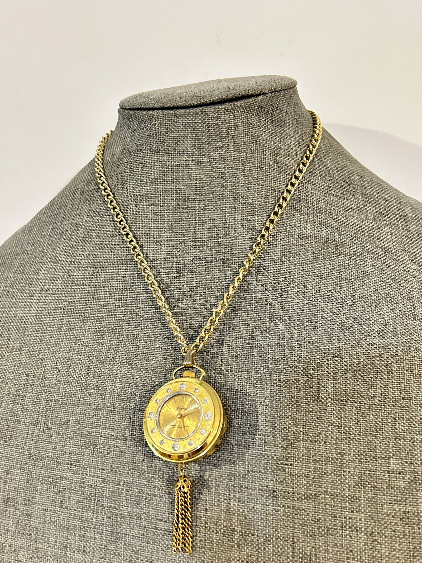 Beautiful Vintage Lucerne Ladies Mechanical Pendant Watch works necklace 20": Beautiful Vintage Lucerne Ladies Mechanical Pendant Watch works necklace 20" Please view all photos as they are part of the description and condition of this Item, Feel free to contact me with questio