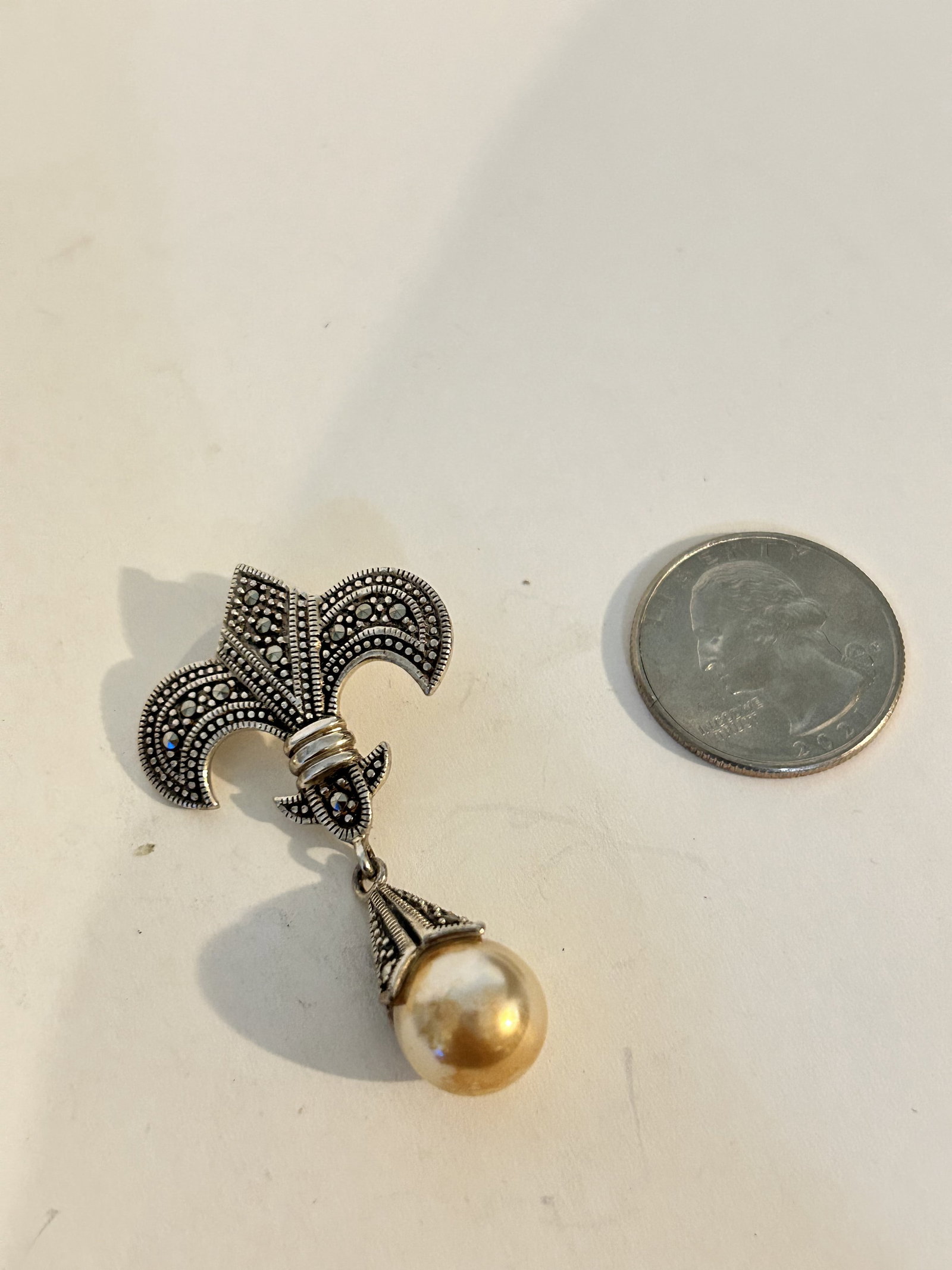 Vintage Sterling Silver marcasite pearl Pendant: Vintage Sterling Silver marcasite pearl Pendant Please view all photos as they are part of the description and condition of this Item, Feel free to contact me with questions or picture requests! Used 