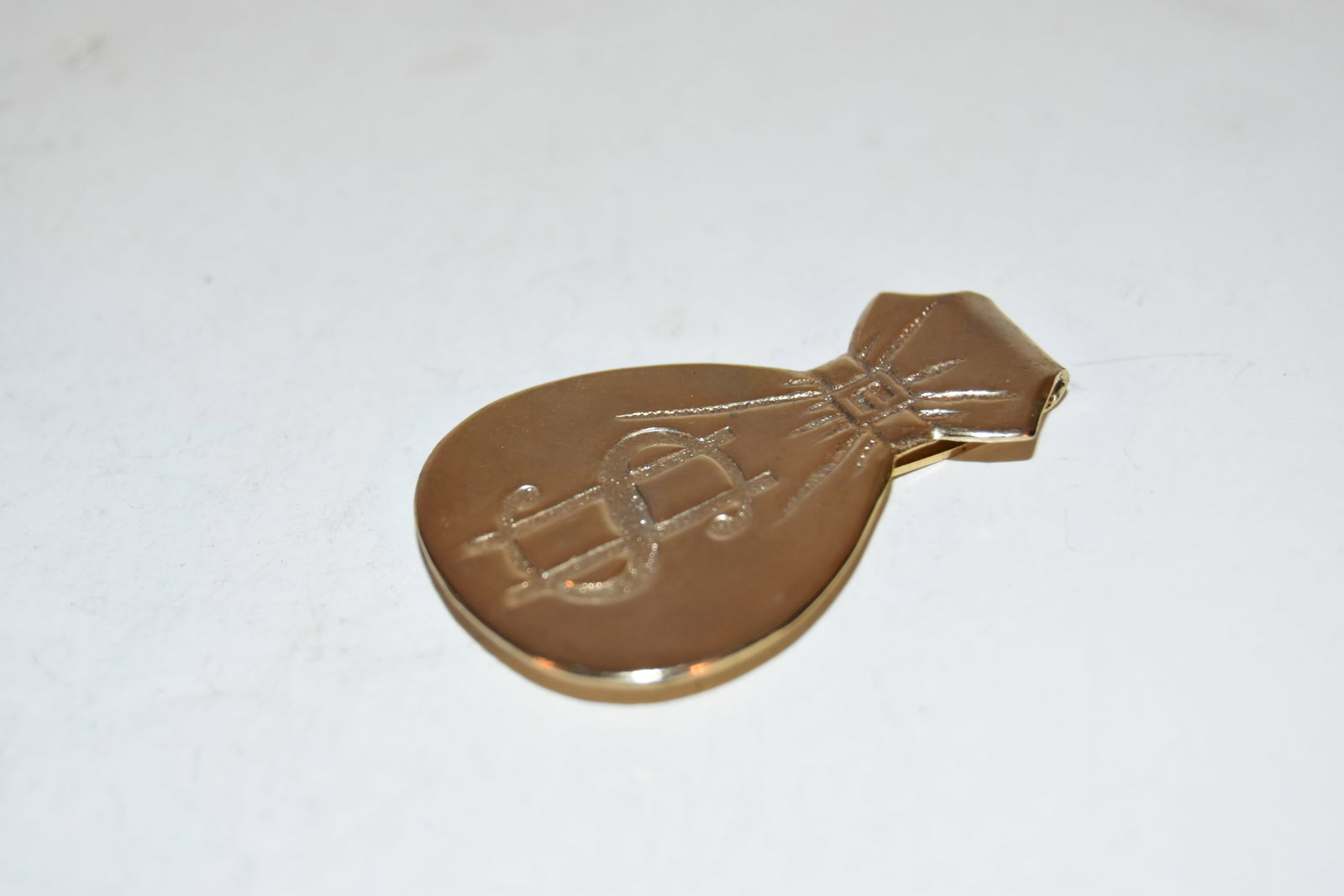 Vintage GOLD TONE Money Clip: Vintage GOLD TONE Money Clip Please view all photos as they are part of the description and condition of this Item, Feel free to contact me with questions or picture requests! Used Item AS IS