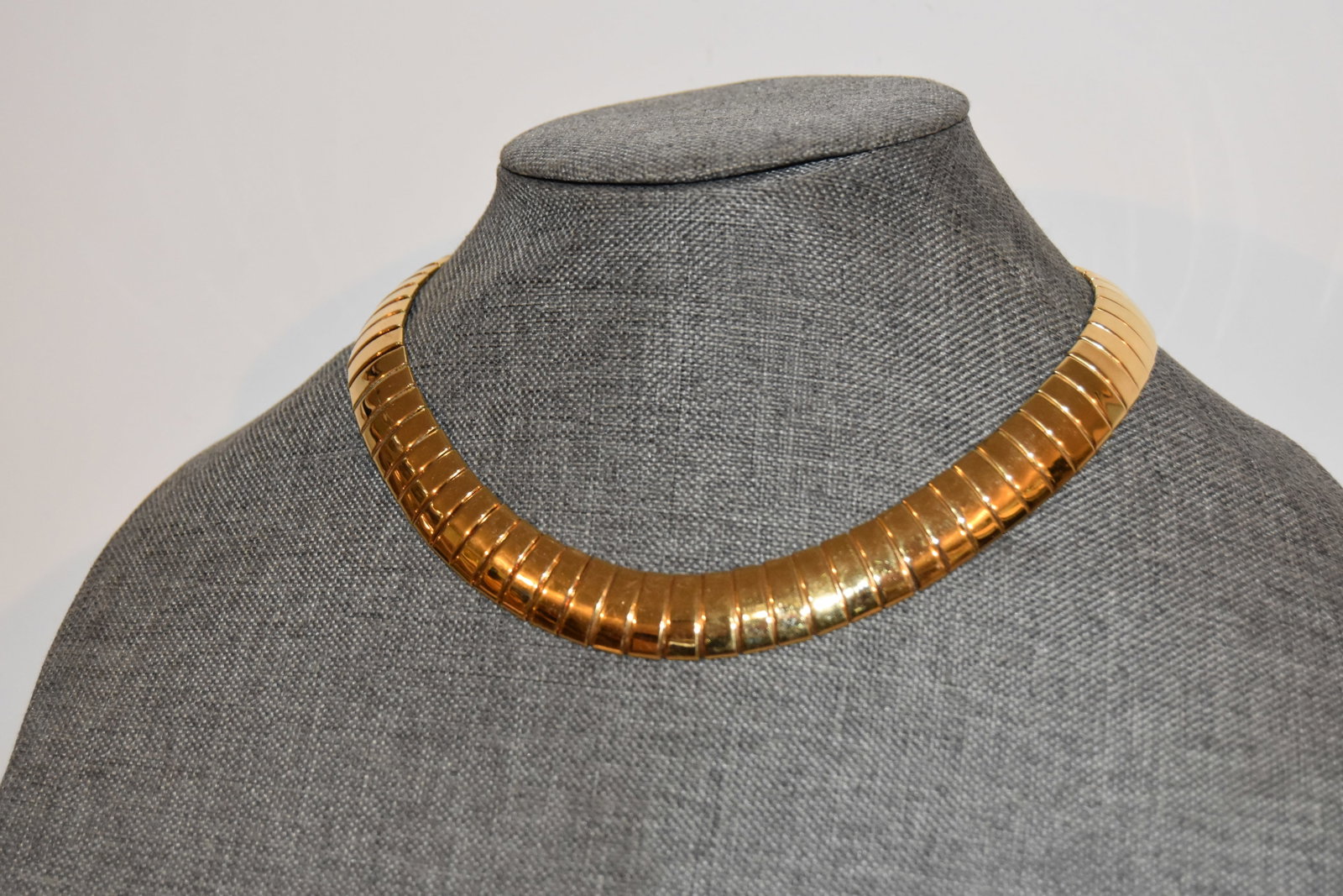 vintage monet gold tone choker necklace: vintage monet gold tone choker necklace Please view all photos as they are part of the description and condition of this Item, Feel free to contact me with questions or picture requests! Used Item AS 