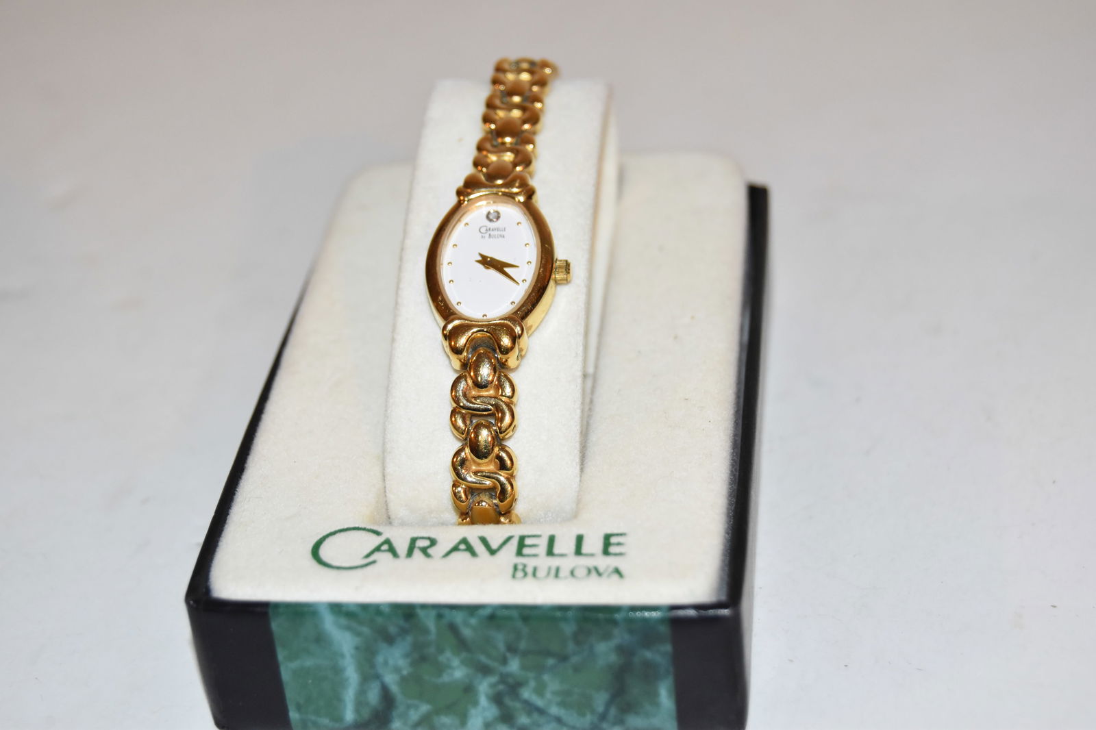 Caravelle Bulova Watch Womens Gold tone 48K70: Caravelle Bulova Watch Womens Gold tone 48K70 Please view all photos as they are part of the description and condition of this Item, Feel free to contact me with questions or picture requests! Used It