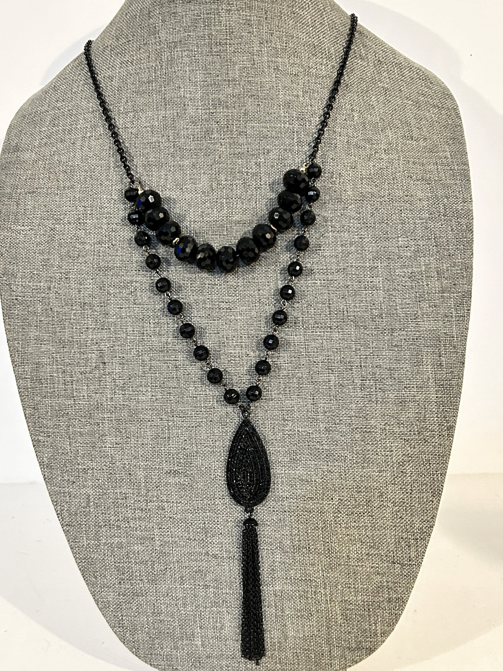 Vintage onyx Beaded tasle pendant Necklace: Vintage onyx Beaded tasle pendant Necklace Please view all photos as they are part of the description and condition of this Item, Feel free to contact me with questions or picture requests! Used Item 