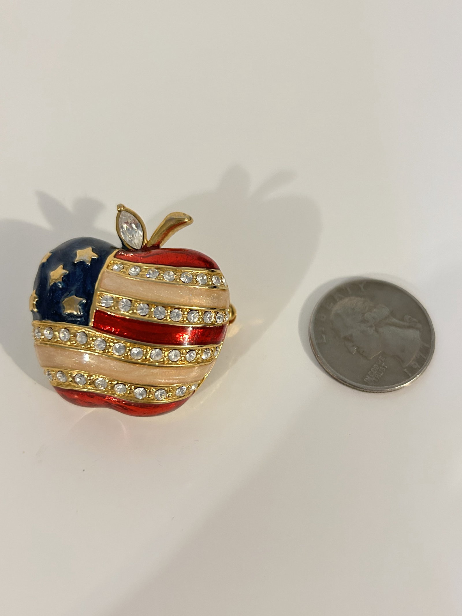 Vintage Big Apple Flag Brooch: Vintage Big Apple Flag Brooch Please view all photos as they are part of the description and condition of this Item, Feel free to contact me with questions or picture requests! Used Item AS IS