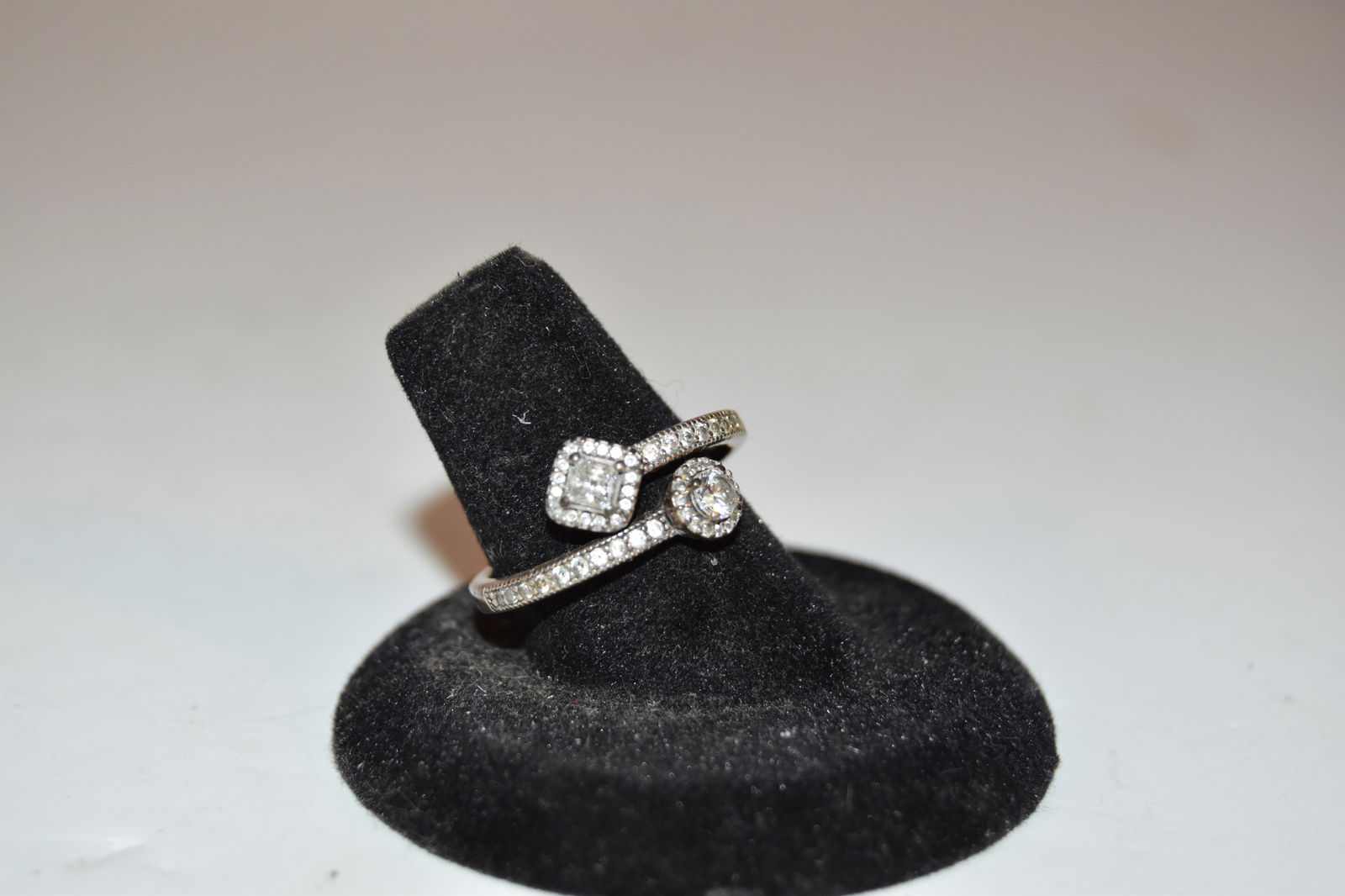 Vintage Sterling Silver CZ Ring sz 8 (1 of 4)