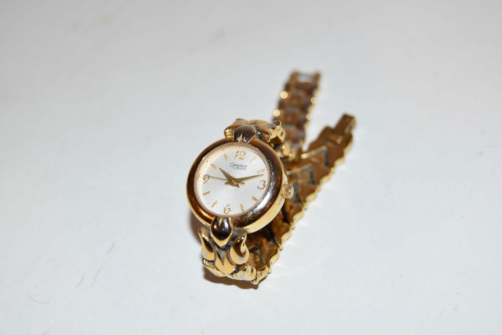 Women's Vintage Caravelle By Bulova Gold Tone Watch works great: Women's Vintage Caravelle By Bulova Gold Tone Watch works great Please view all photos as they are part of the description and condition of this Item, Feel free to contact me with questions or picture