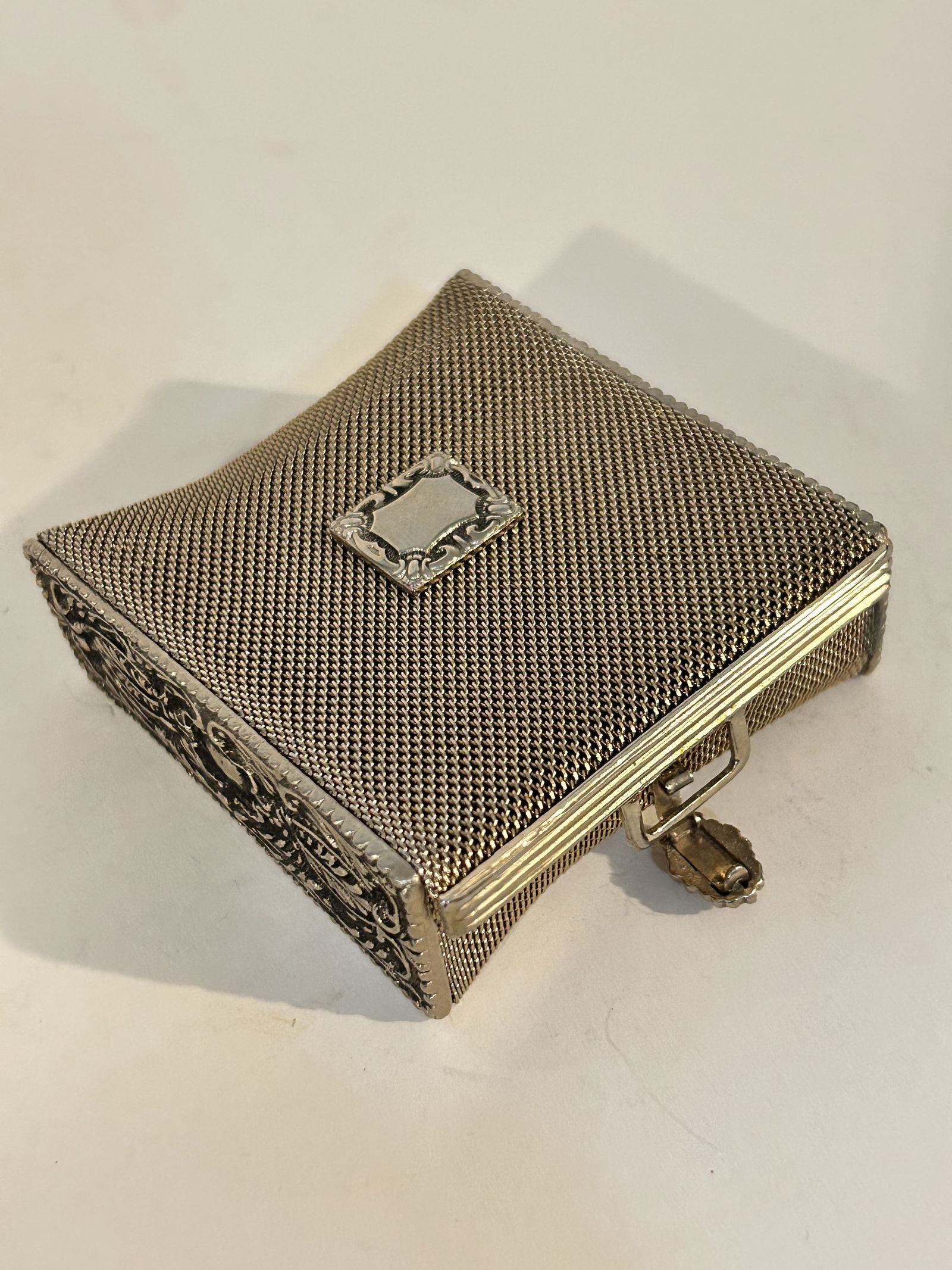 Vintage mesh pill box/lipstik case: Vintage mesh pill box/lipstik casePlease view all photos as they are part of the description and condition of this Item, Feel free to contact me with questions or picture requests! Used Item AS IS