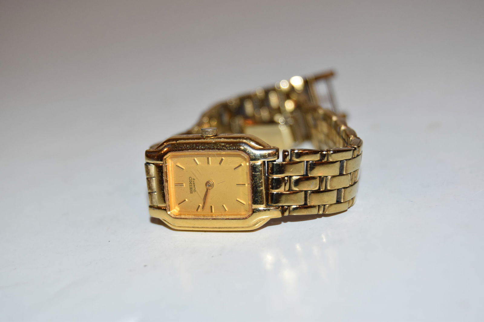 Vintage Seiko Quartz Women Gold Tone Petite Analog Dress Watch V400-5498 works great!!!: Vintage Seiko Quartz Women Gold Tone Petite Analog Dress Watch V400-5498 works great!!! Please view all photos as they are part of the description and condition of this Item, Feel free to contact me w