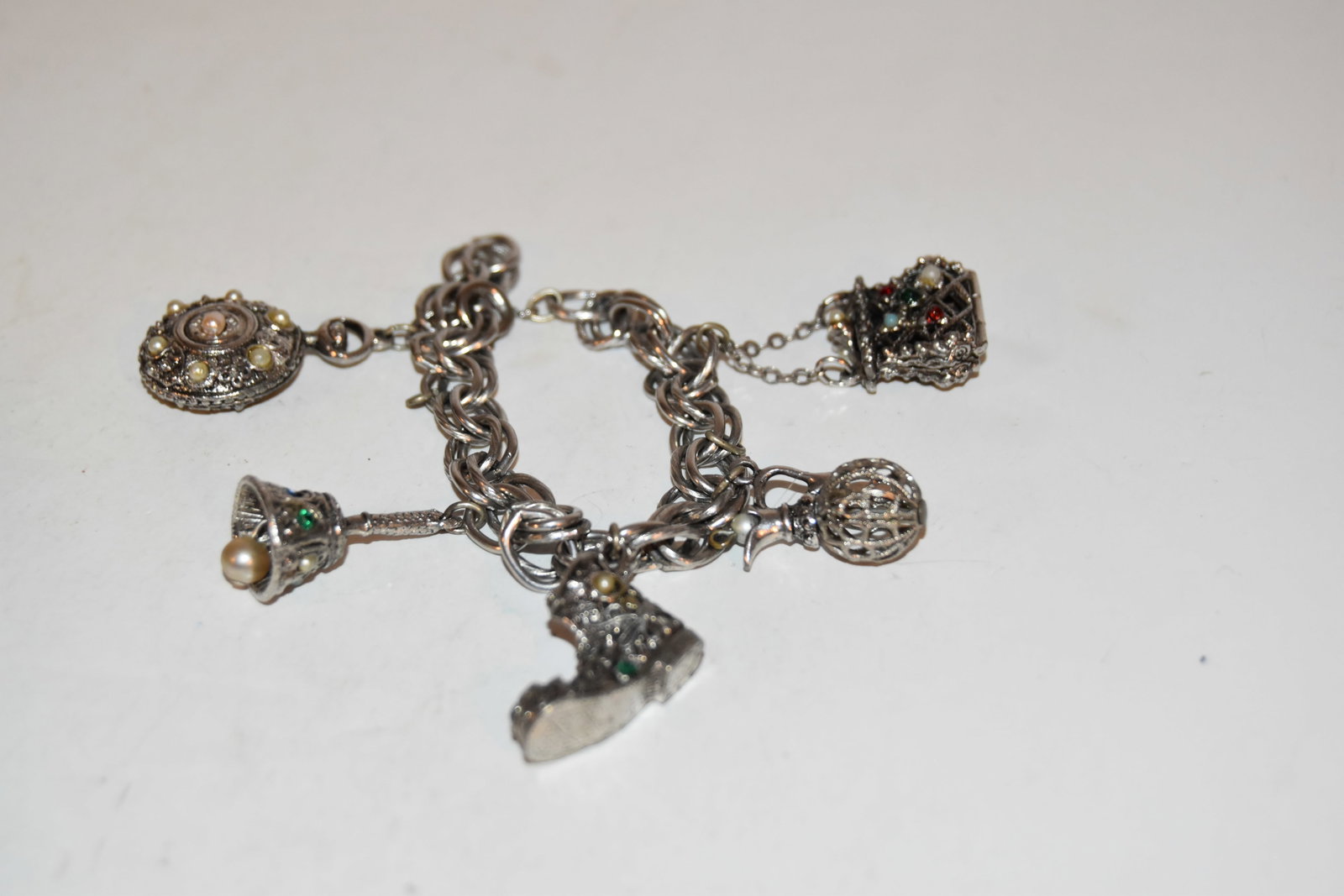 Vintage charm Bracelet 6": Vintage charm Bracelet 6" Please view all photos as they are part of the description and condition of this Item, Feel free to contact me with questions or picture requests! Used Item AS IS