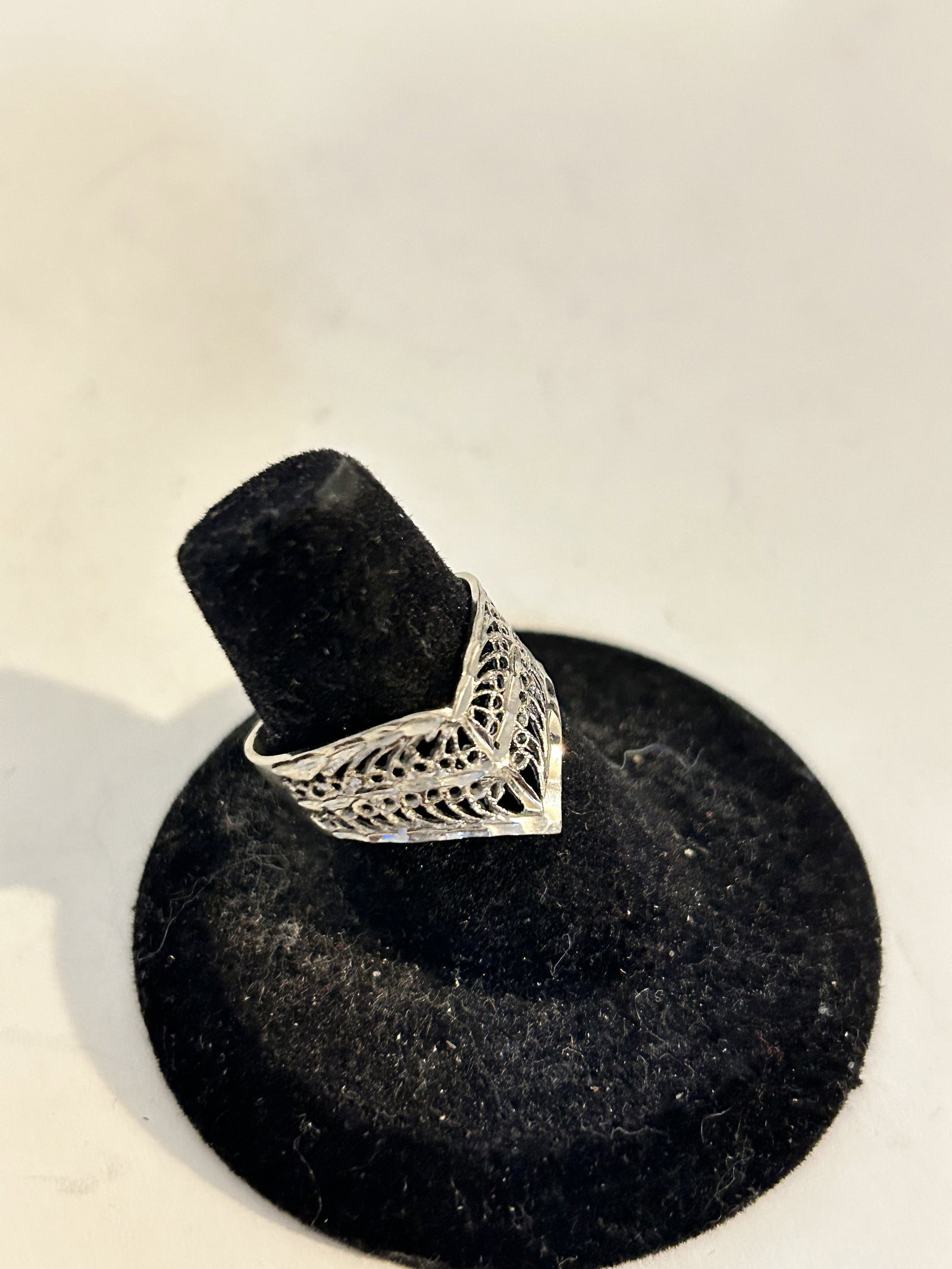 Vintage Sterling Silver filigree Ring sz 7: Vintage Sterling Silver filigree Ring sz 7 Please view all photos as they are part of the description and condition of this Item, Feel free to contact me with questions or picture requests! Used Item 