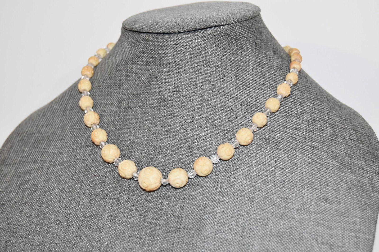 Vintage white Beaded Necklace: Vintage white Beaded Necklace Please view all photos as they are part of the description and condition of this Item, Feel free to contact me with questions or picture requests! Used Item AS IS