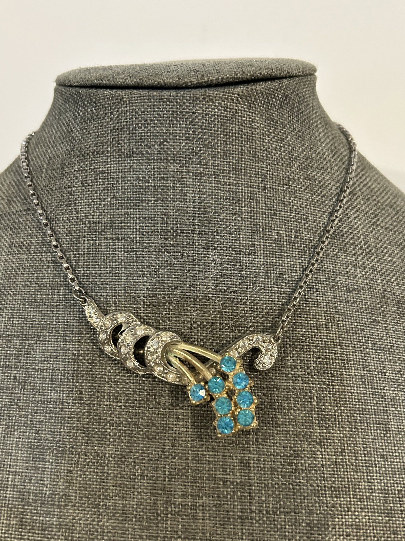 Vintage old rhinestone choker Neckalace: Vintage old rhinestone choker Neckalace Please view all photos as they are part of the description and condition of this Item, Feel free to contact me with questions or picture requests! Used Item AS 