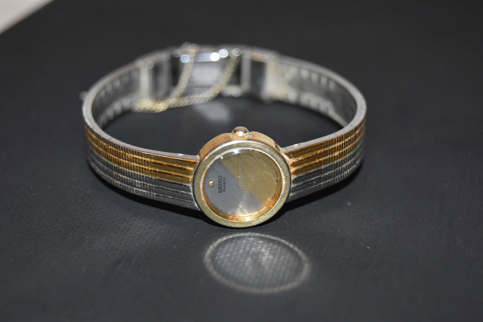 Seiko Ladies Dress Watch 1E20- 0069 Vintage Quartz Gold Tone Bracelet works: Seiko Ladies Dress Watch 1E20- 0069 Vintage Quartz Gold Tone Bracelet works Please view all photos as they are part of the description and condition of this Item, Feel free to contact me with question