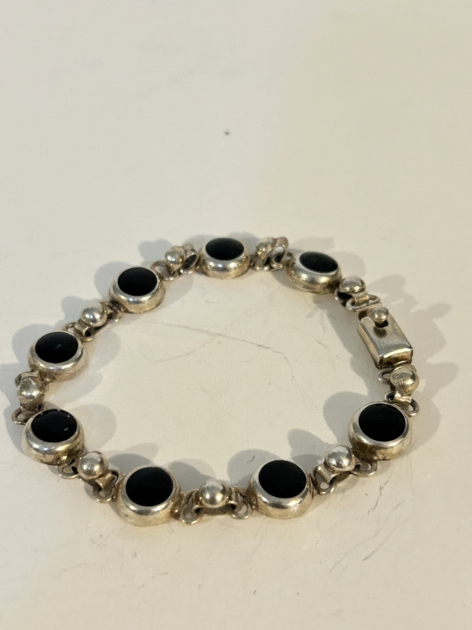 Vintage Sterling Silver onyx Bracelet 8": Vintage Sterling Silver onyx Bracelet 8" Please view all photos as they are part of the description and condition of this Item, Feel free to contact me with questions or picture requests! Used Item AS
