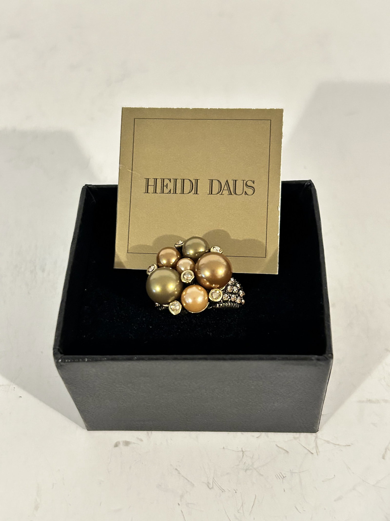 Heidi Daus Swarovski Crystal and Faux Pearl Ring sz 9: Heidi Daus Swarovski Crystal and Faux Pearl Ring sz 9 Please view all photos as they are part of the description and condition of this Item, Feel free to contact me with questions or picture requests!