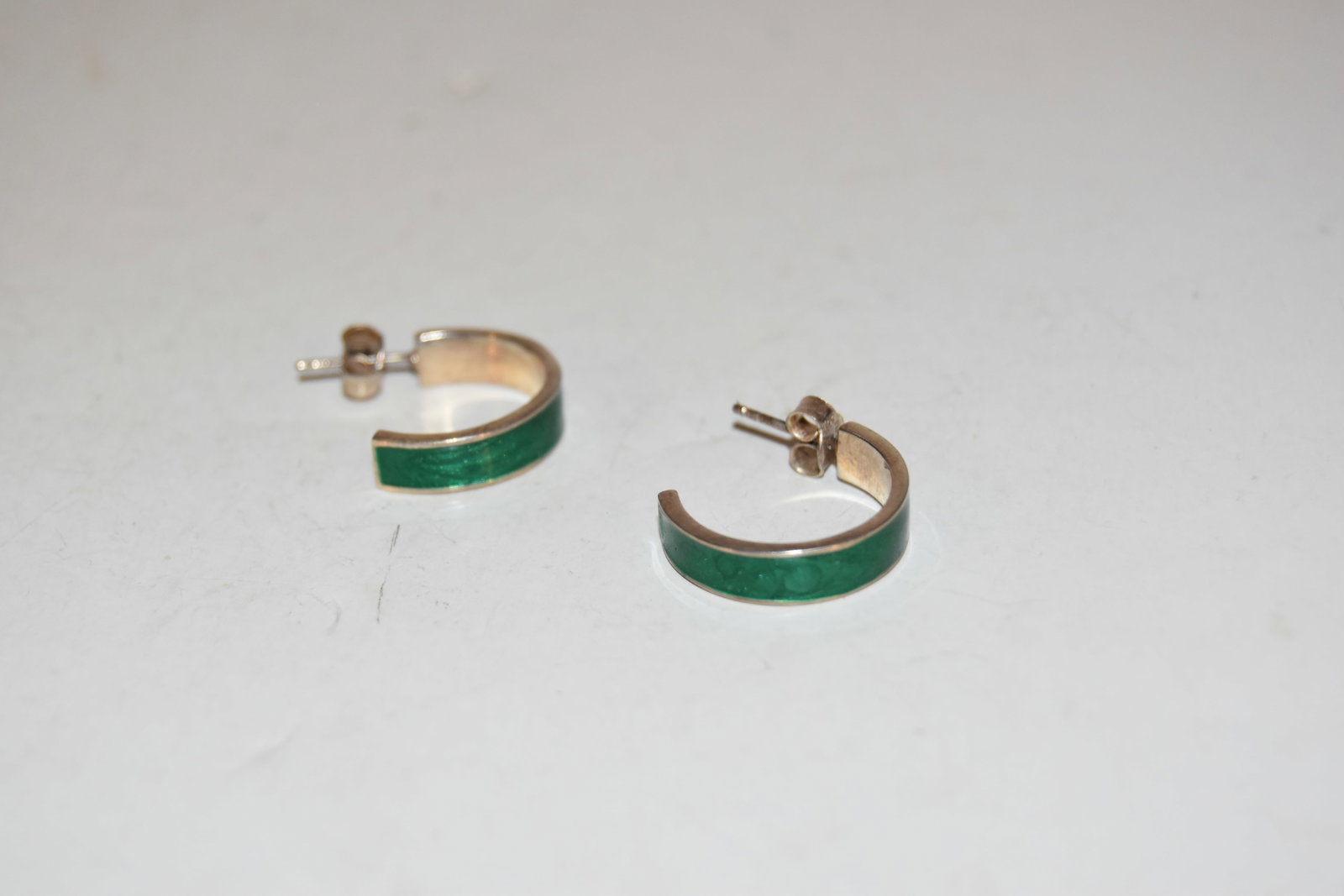 Vintage Sterling Silver milor green enamel earrings: Vintage Sterling Silver milor green enamel earrings Please view all photos as they are part of the description and condition of this Item, Feel free to contact me with questions or picture requests! U