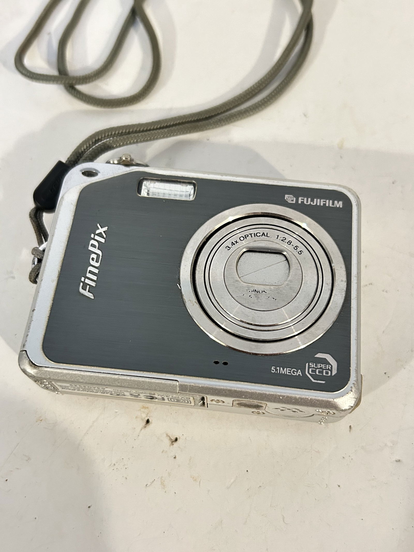 Vintage Fujifilm FinePix 5.1MP Digital Camera (1 of 5)