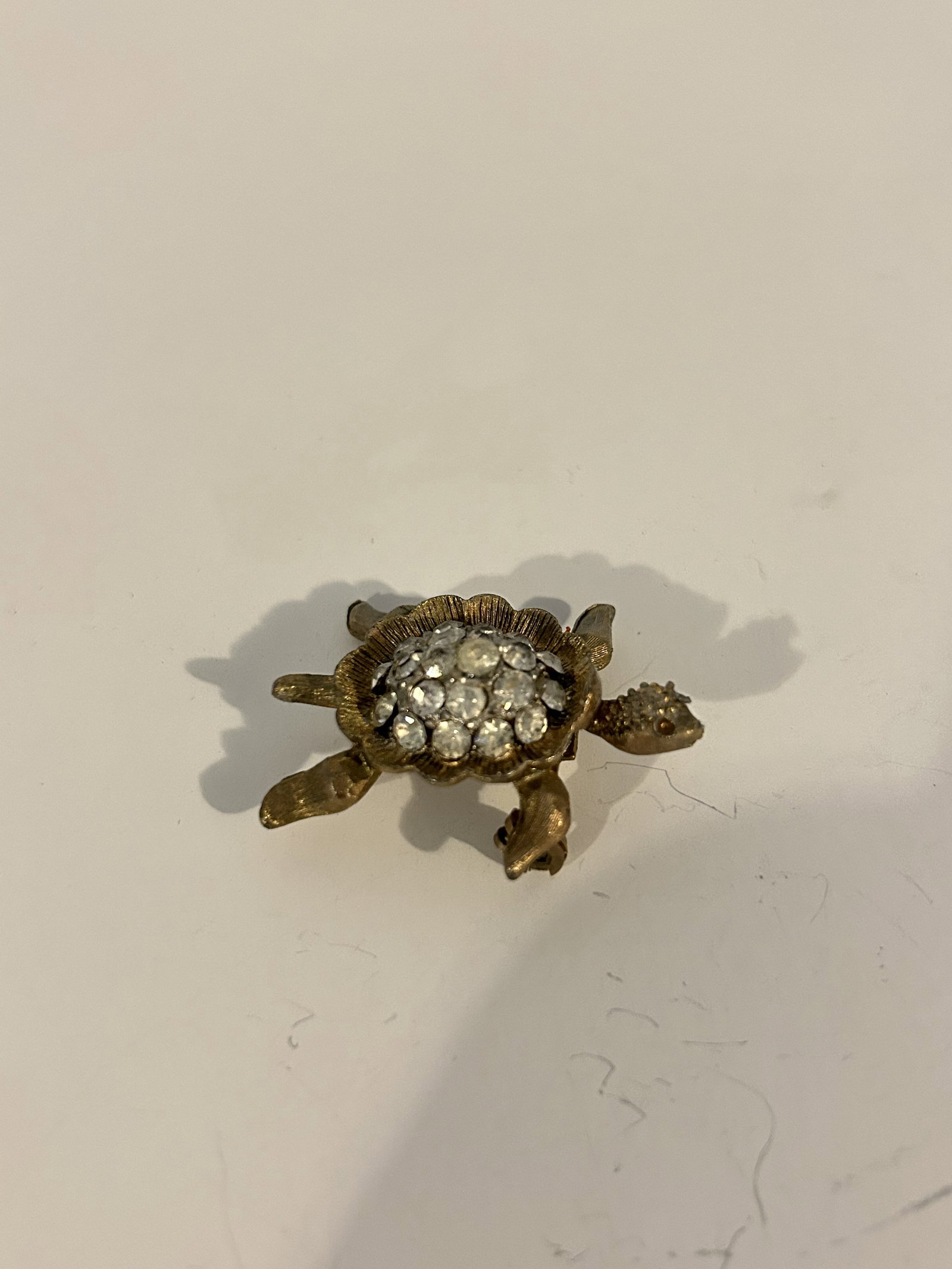 Vintage gold tone turtle Brooch: Vintage gold tone turtle Brooch Please view all photos as they are part of the description and condition of this Item, Feel free to contact me with questions or picture requests! Used Item AS IS