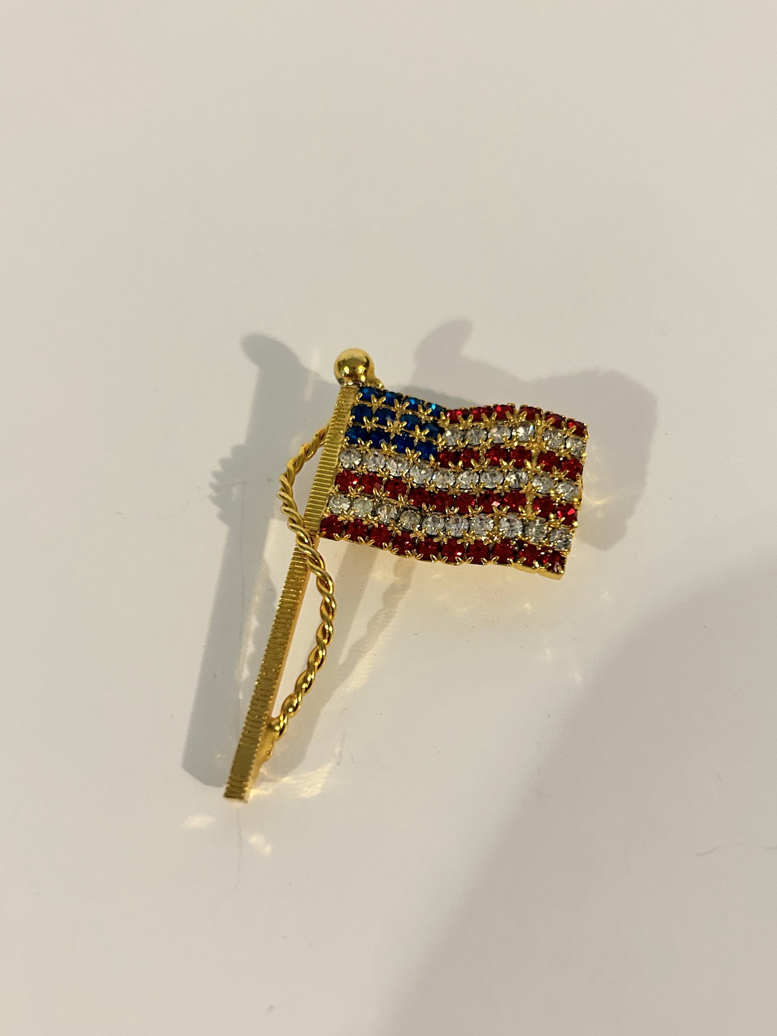 Vintage american flag Brooch: Vintage american flag Brooch Please view all photos as they are part of the description and condition of this Item, Feel free to contact me with questions or picture requests! Used Item AS IS