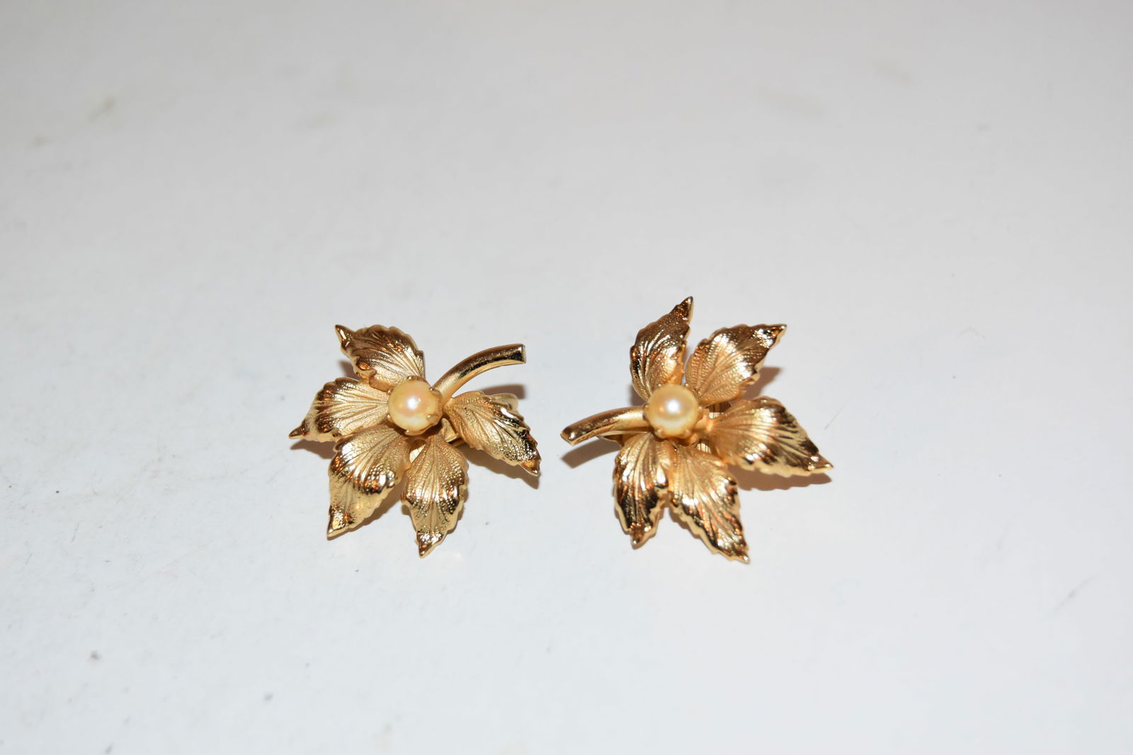Vintage gold tone flower Earrings (1 of 3)