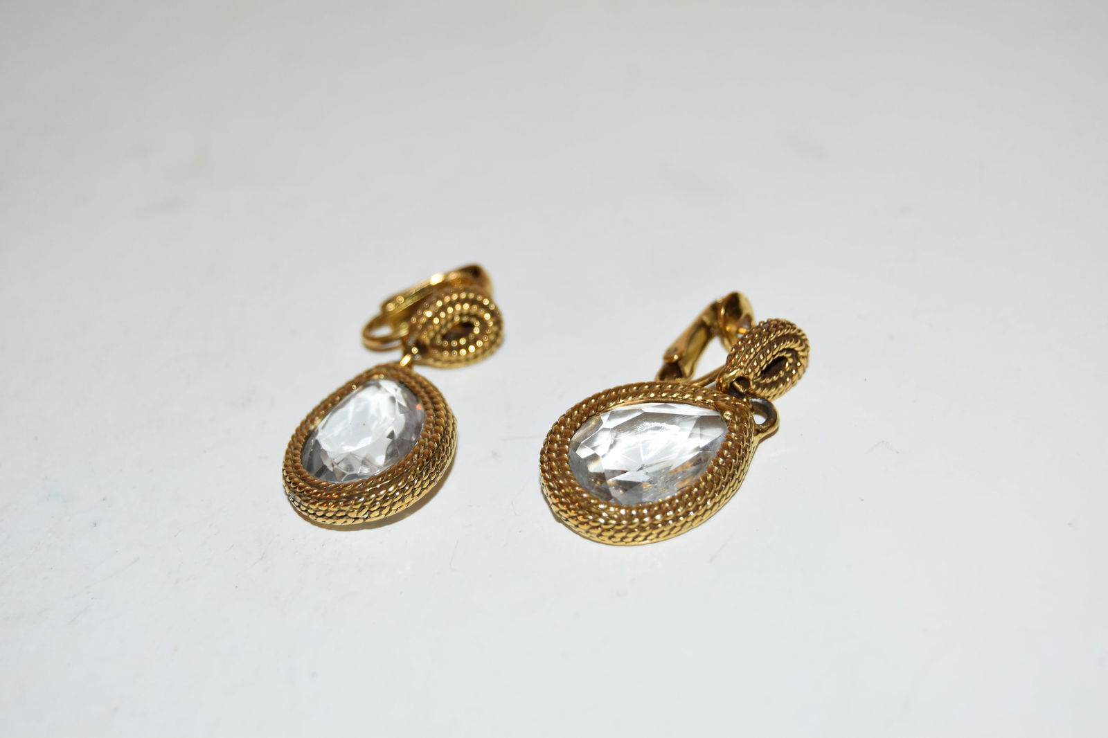 vintage michael kors gold tone earrings: vintage michael kors gold tone earrings Please view all photos as they are part of the description and condition of this Item, Feel free to contact me with questions or picture requests! Used Item AS
