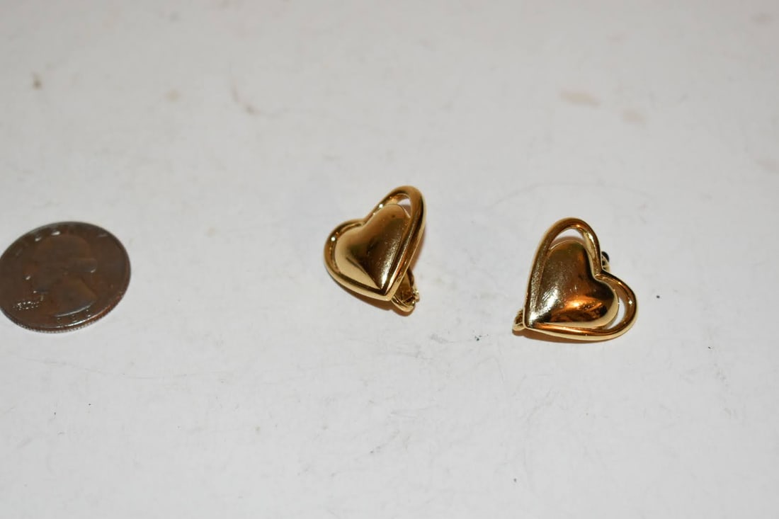 Vintage trifari goldtone heart Earrings: Vintage trifari goldtone heart Earrings Please view all photos as they are part of the description and condition of this Item, Feel free to contact me with questions or picture requests! Used Item AS 