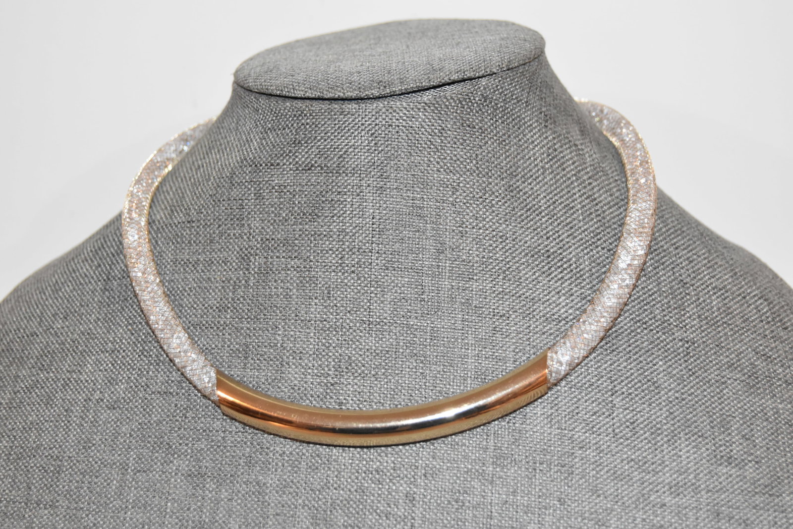 Vintage choker Necklace: Vintage choker Necklace Please view all photos as they are part of the description and condition of this Item, Feel free to contact me with questions or picture requests! Used Item AS IS