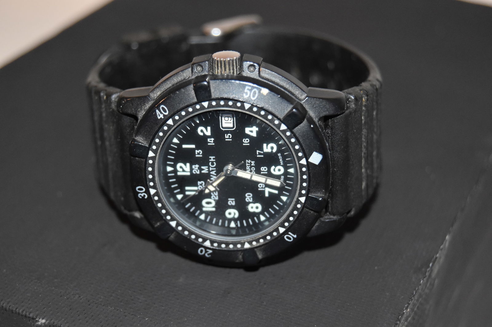 Vintage military quartz watch 200m working (1 of 5)