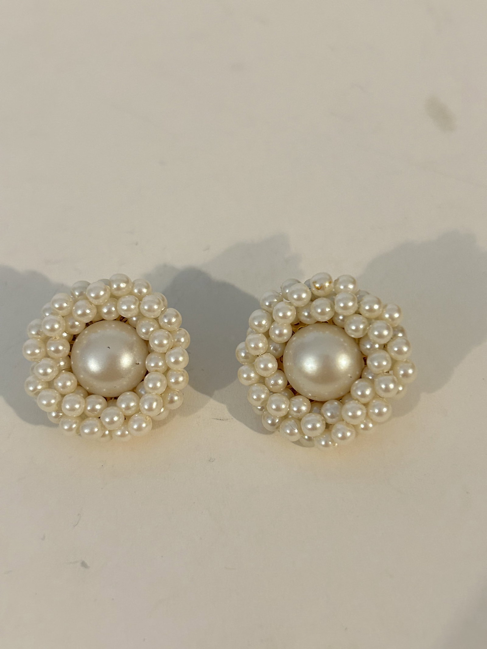vintage trifari gold tone pearl earrings: vintage trifari gold tone pearl earrings Please view all photos as they are part of the description and condition of this Item, Feel free to contact me with questions or picture requests! Used Item AS