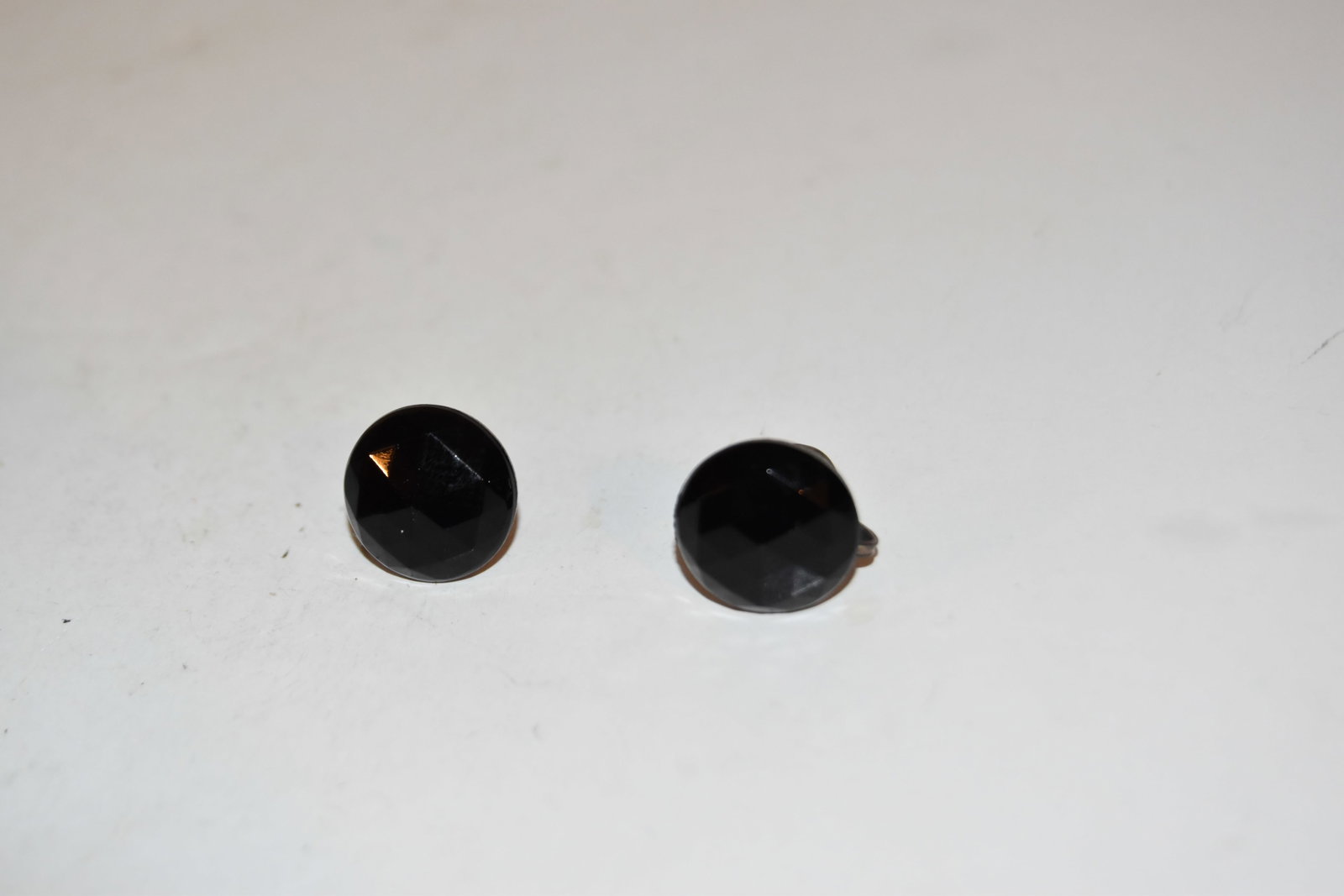 Vintage Sterling Silver onyx screw back earrings: Vintage Sterling Silver onyx screw back earrings Please view all photos as they are part of the description and condition of this Item, Feel free to contact me with questions or picture requests! Used