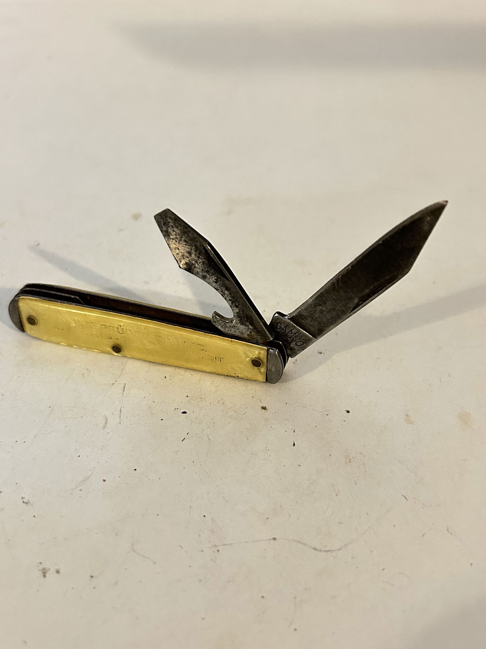 Vintage Camco USA 2-Blade Jack Folding Pocket Knife With Bottle Opener: Vintage Camco USA 2-Blade Jack Folding Pocket Knife With Bottle Opener Please view all photos as they are part of the description and condition of this Item, Feel free to contact me with questions or
