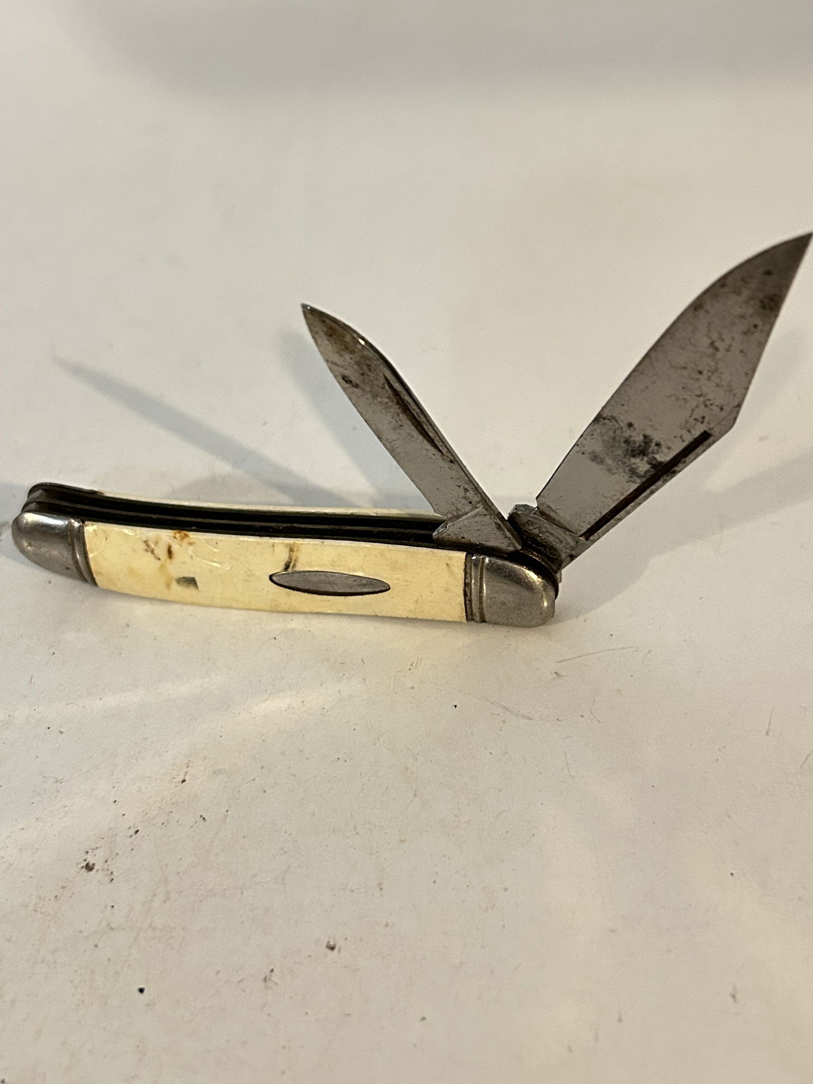Vintage Sabre 2 Blade Folding Pocket Knife/ Yellow Handle/ Nice Condition: Vintage Sabre 2 Blade Folding Pocket Knife/ Yellow Handle/ Nice Condition Please view all photos as they are part of the description and condition of this Item, Feel free to contact me with questions