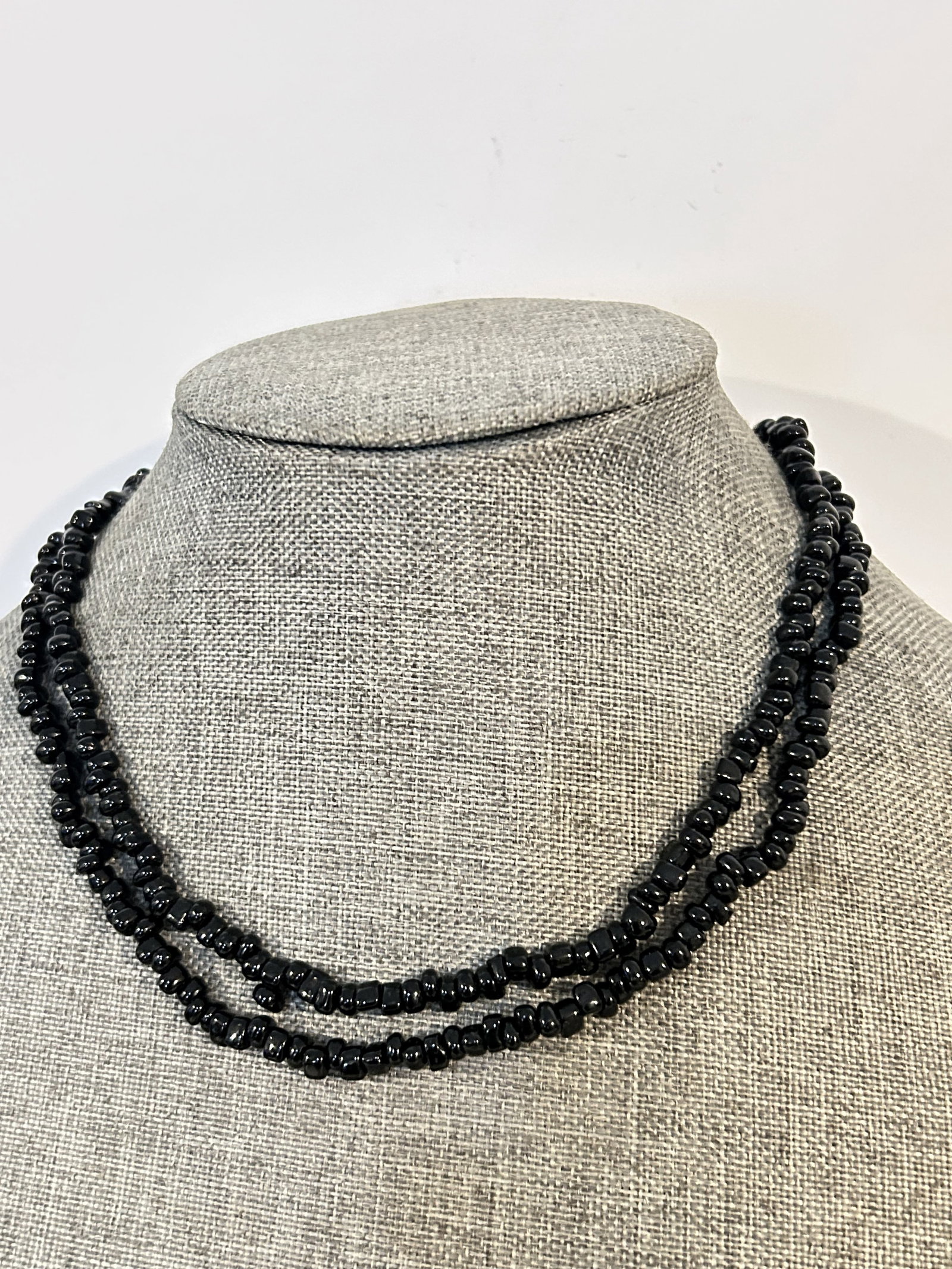 Vintage onyx Beaded Necklace: Vintage onyx Beaded Necklace Please view all photos as they are part of the description and condition of this Item, Feel free to contact me with questions or picture requests! Used Item AS IS