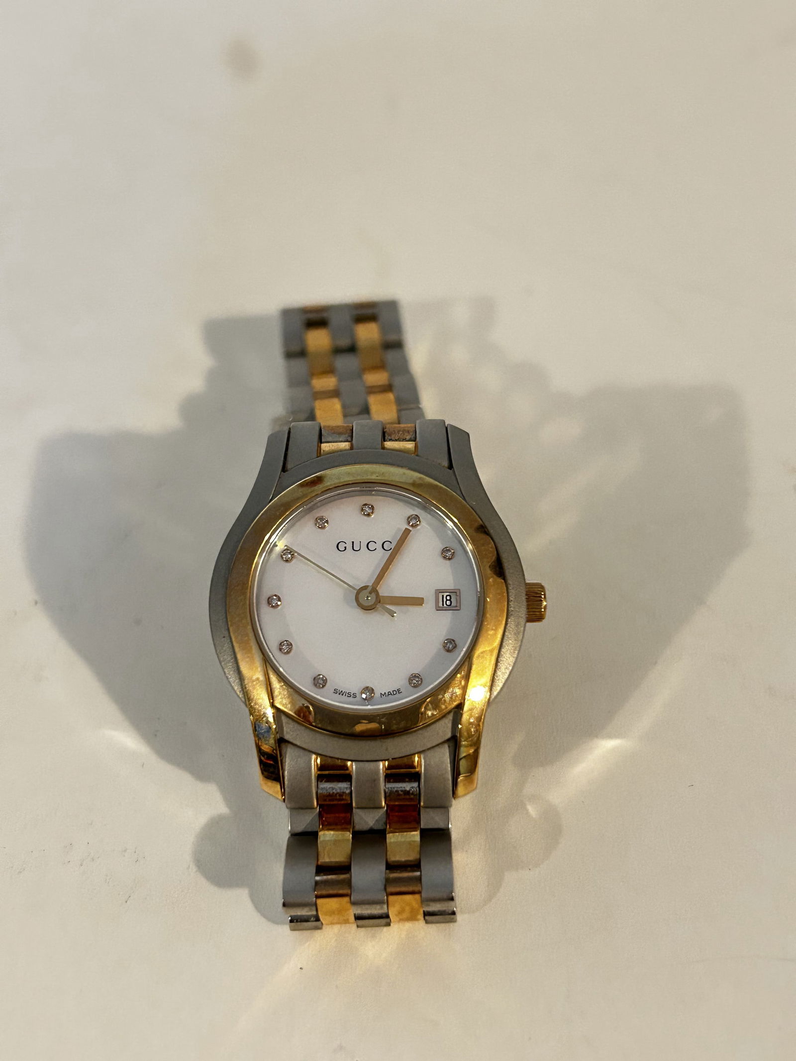 Vintage GUCCI 5500L 28mm pearl shell dial 12 diamond Quartz Wrist watch no scratches looks great!!! (1 of 10)